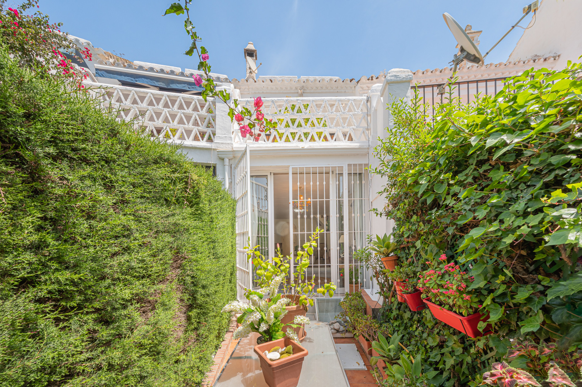 Three-bedroom townhouse with views in the best residential area of Nagueles