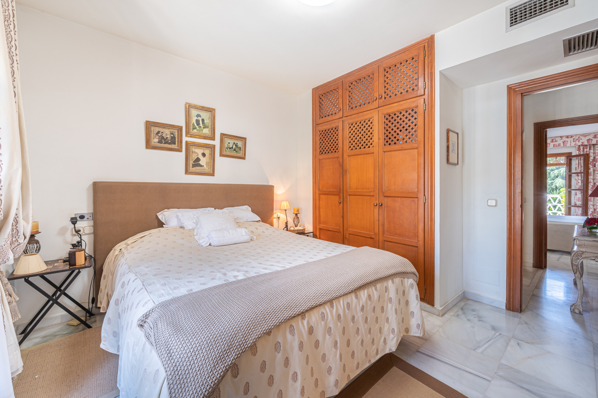 Three-bedroom townhouse with views in the best residential area of Nagueles