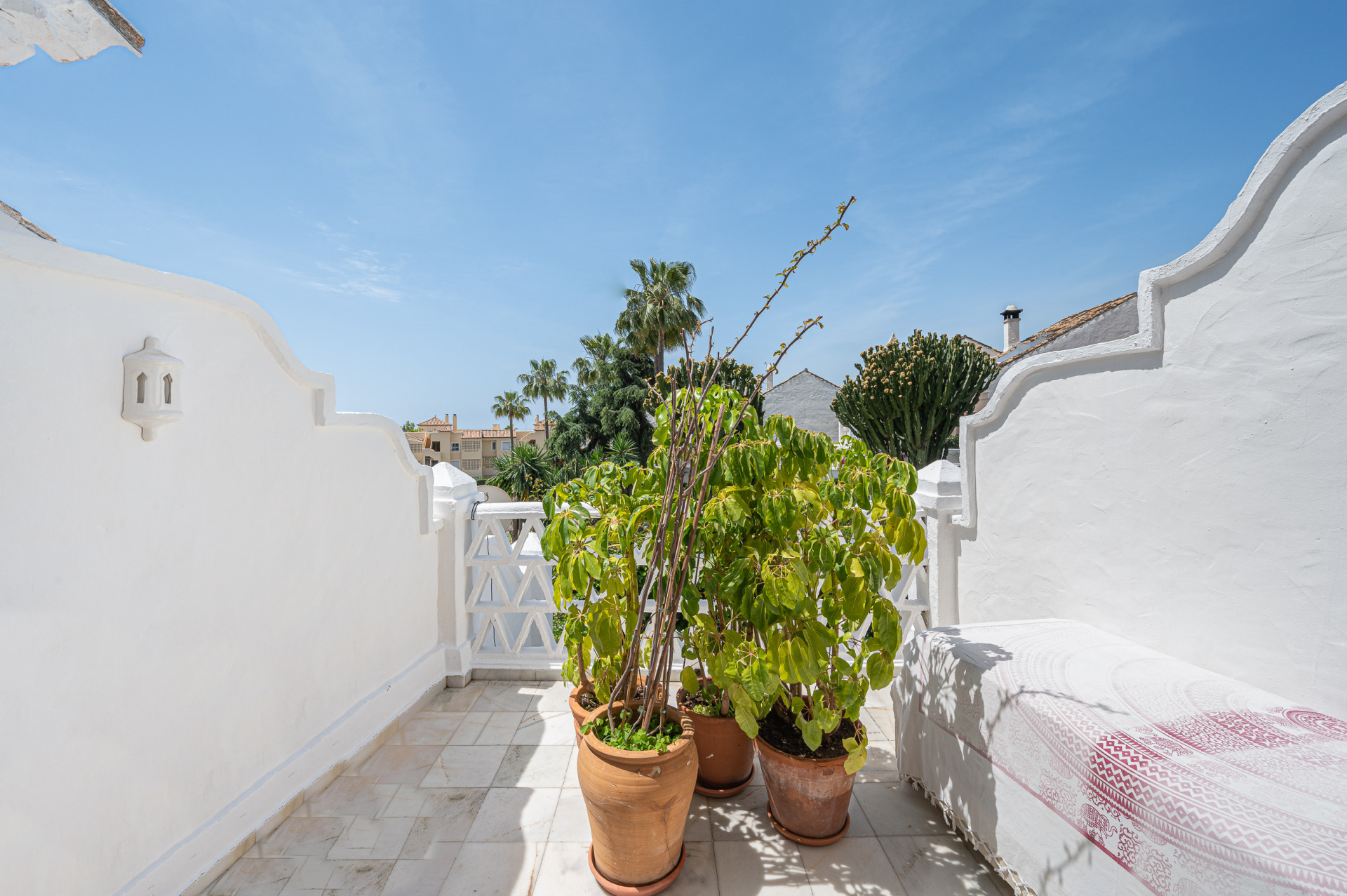 Three-bedroom townhouse with views in the best residential area of Nagueles
