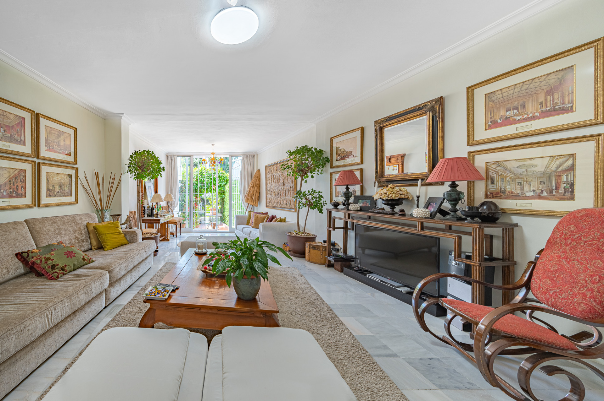 Three-bedroom townhouse with views in the best residential area of Nagueles