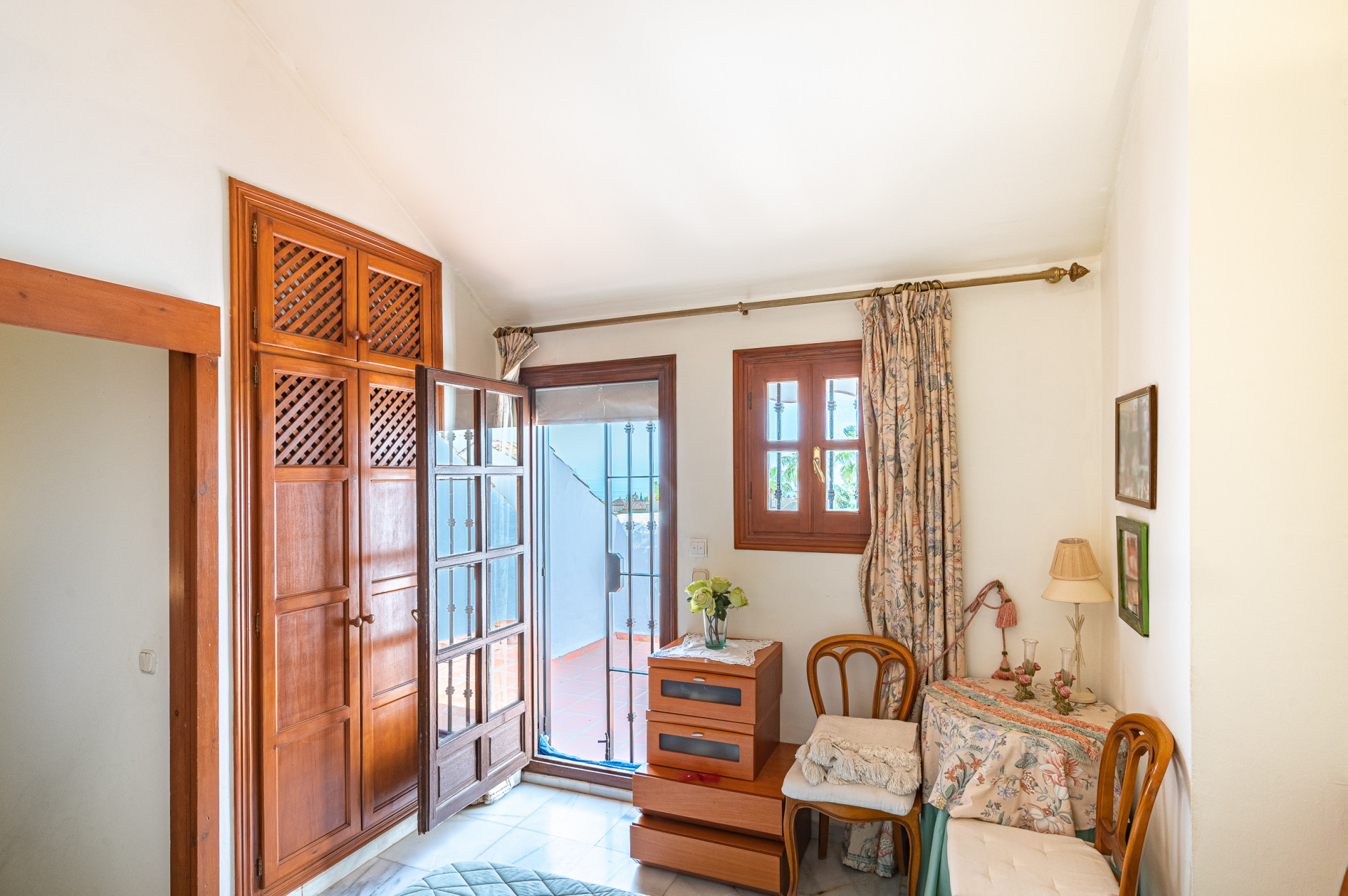 Three-bedroom townhouse with views in the best residential area of Nagueles