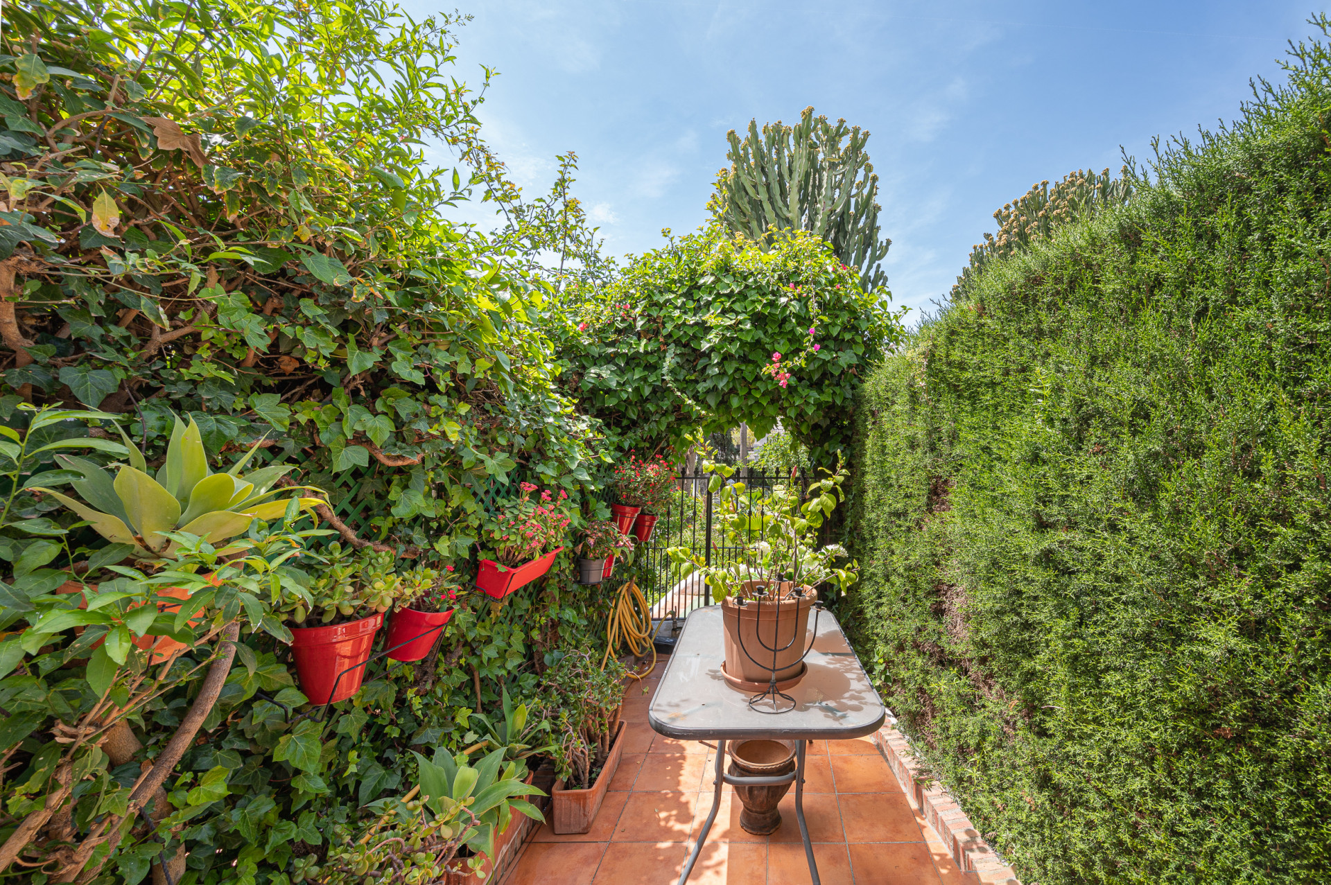 Three-bedroom townhouse with views in the best residential area of Nagueles