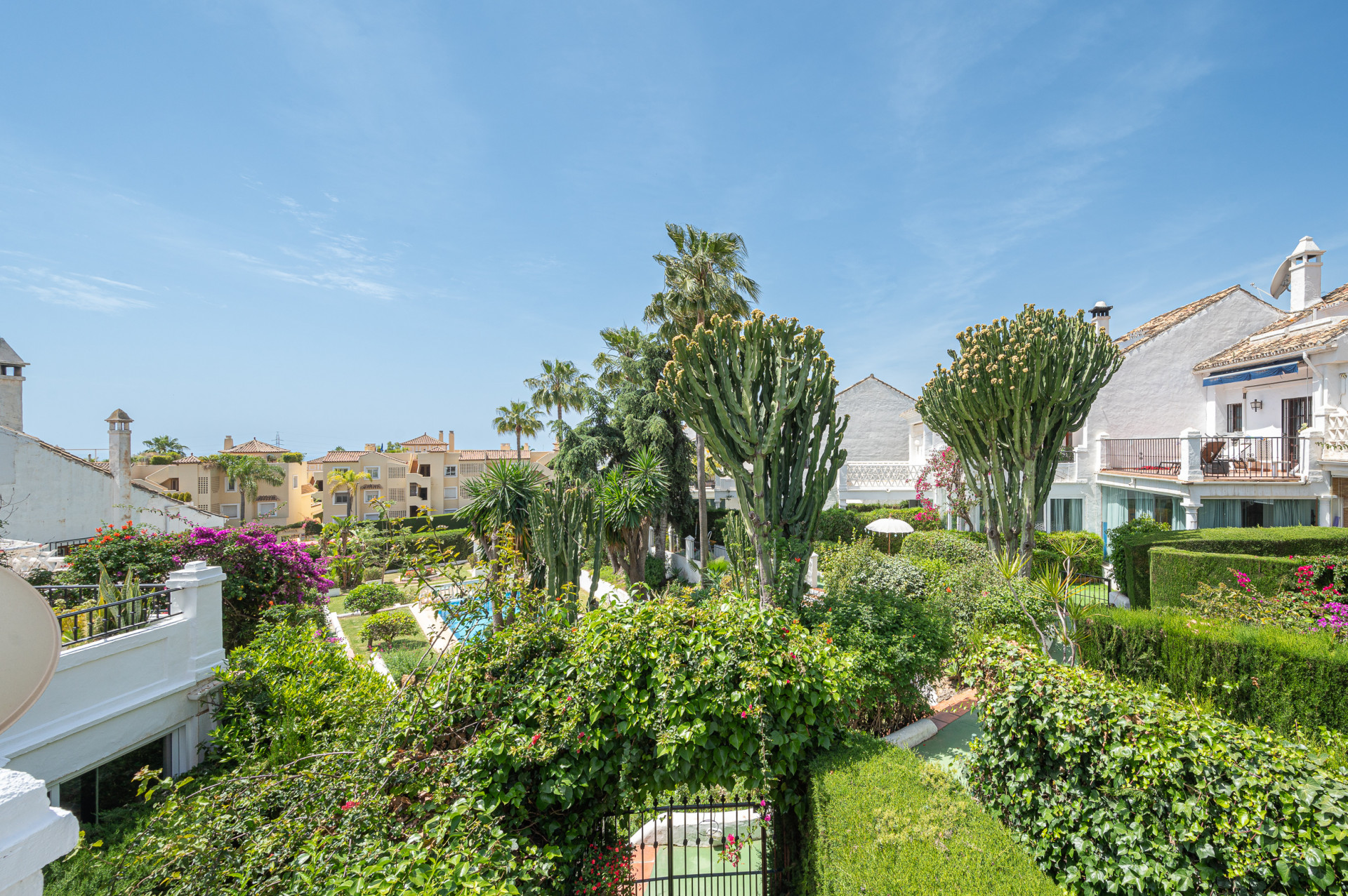 Three-bedroom townhouse with views in the best residential area of Nagueles