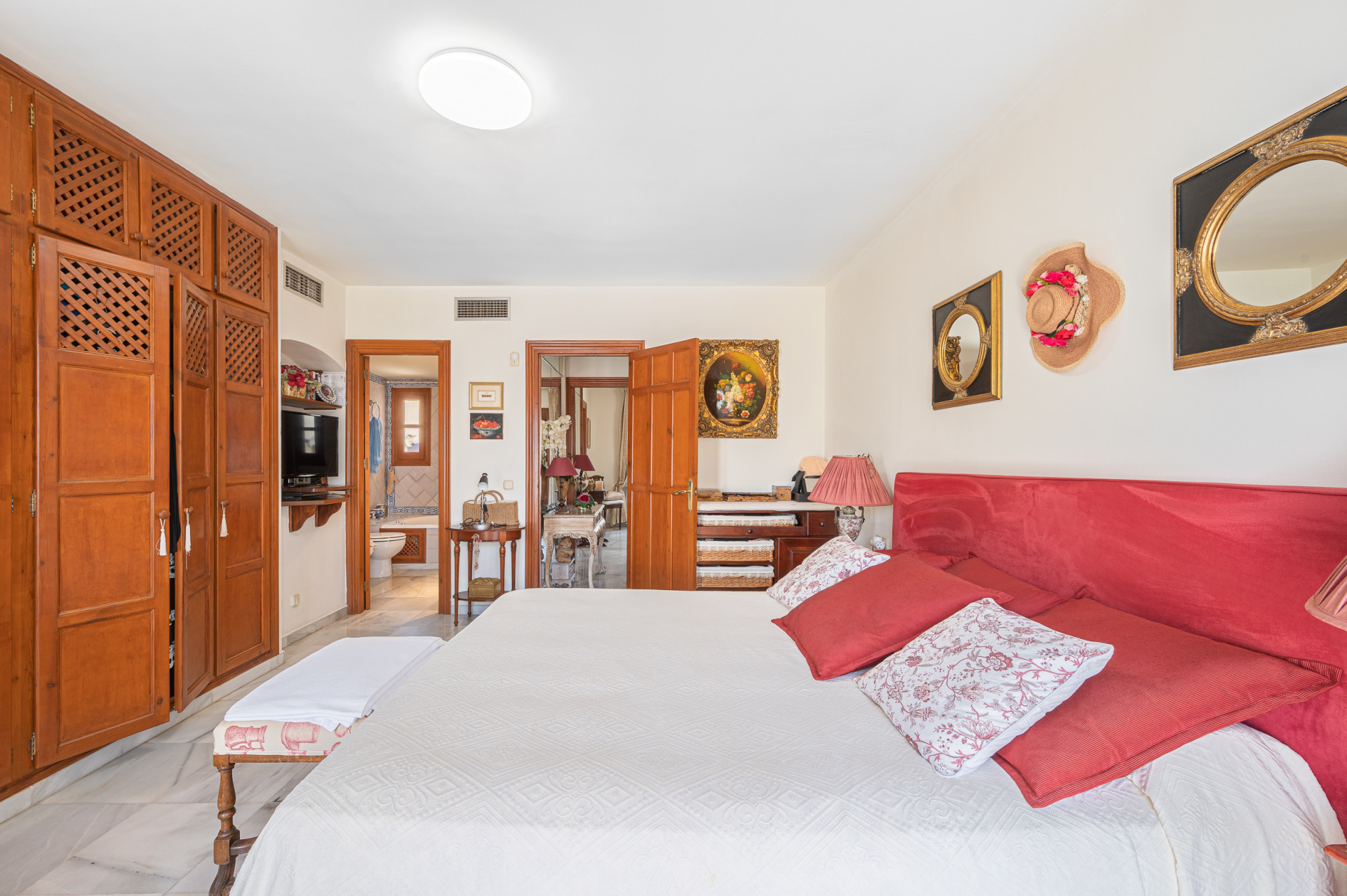 Three-bedroom townhouse with views in the best residential area of Nagueles