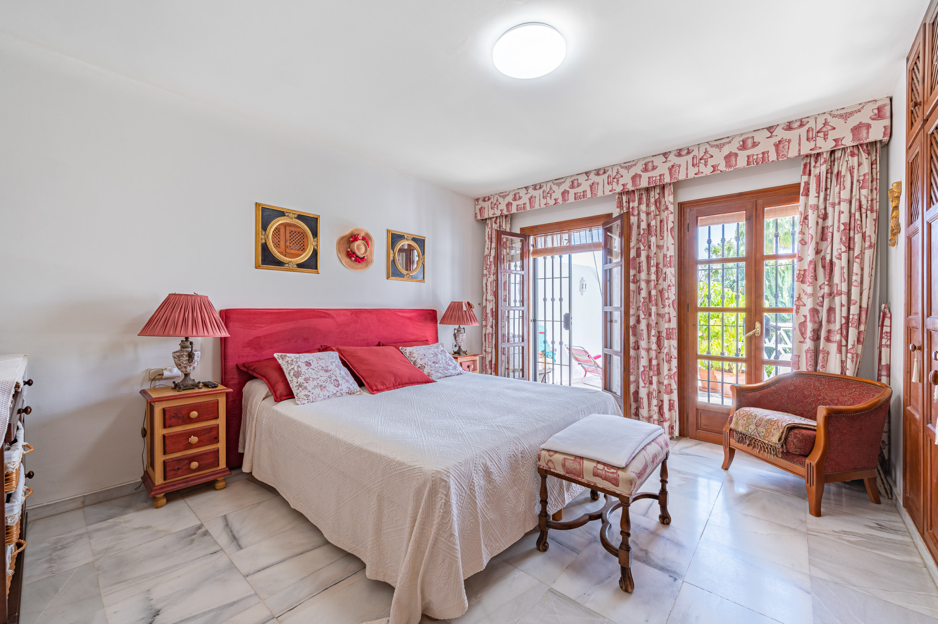 Three-bedroom townhouse with views in the best residential area of Nagueles