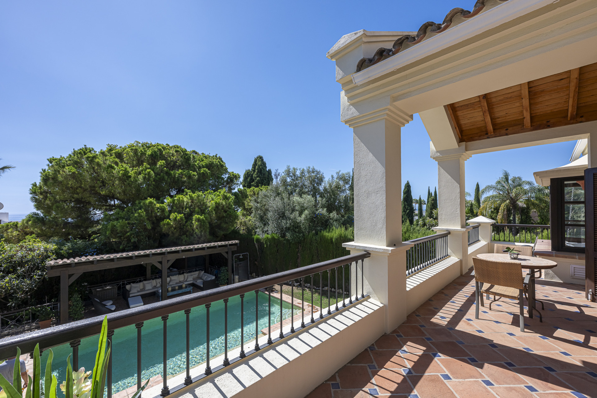 Villa de lujo estilo mediterránea con cinco dormitorios y vistas al mar en Camojan