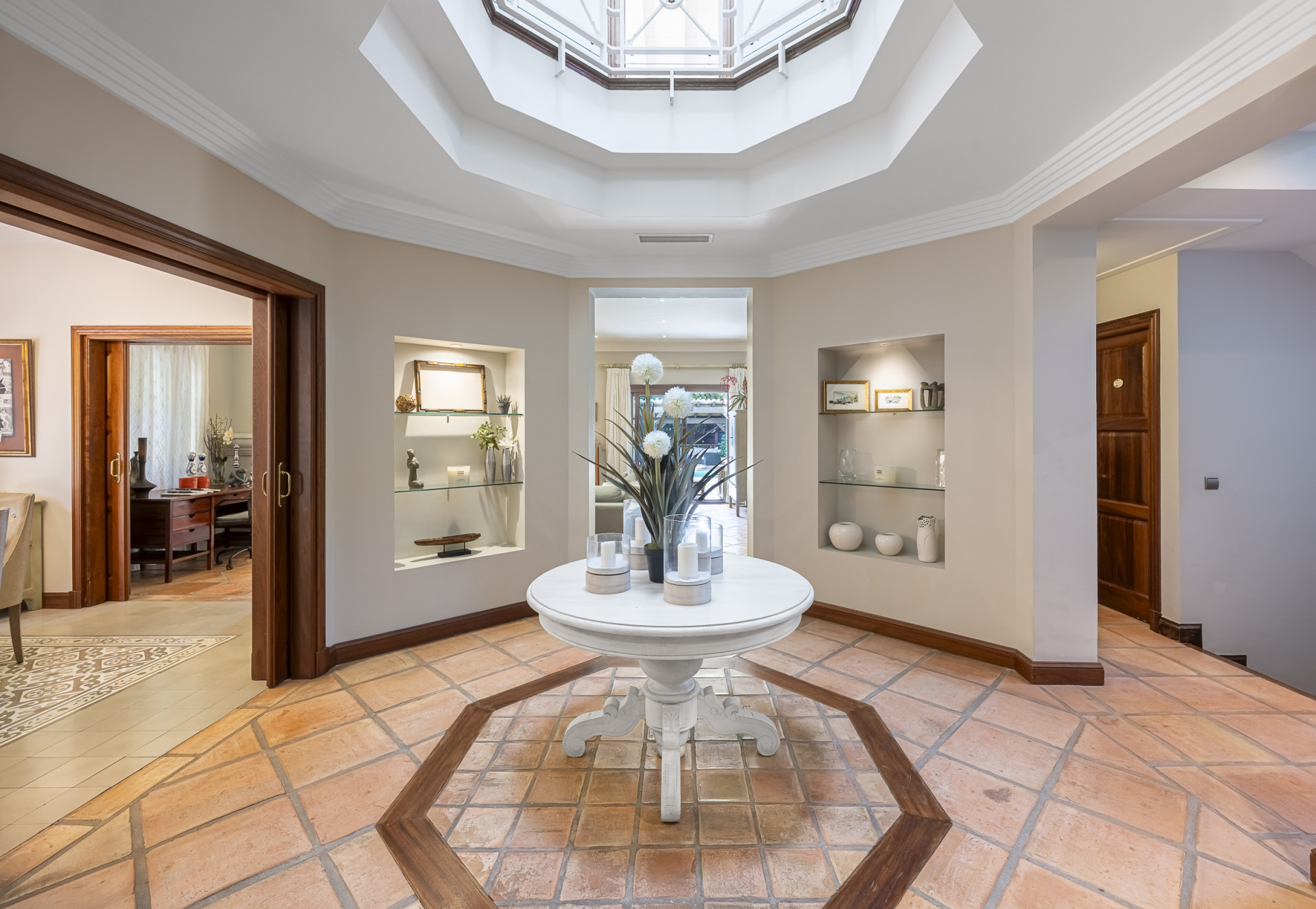 Villa de lujo estilo mediterránea con cinco dormitorios y vistas al mar en Camojan