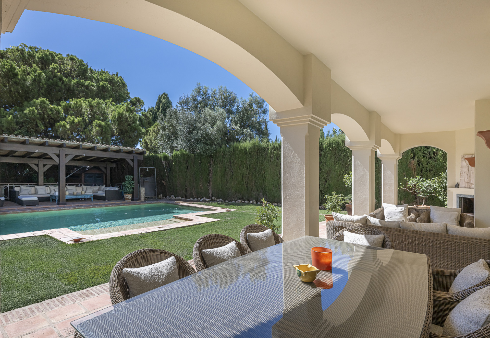 Villa de lujo estilo mediterránea con cinco dormitorios y vistas al mar en Camojan