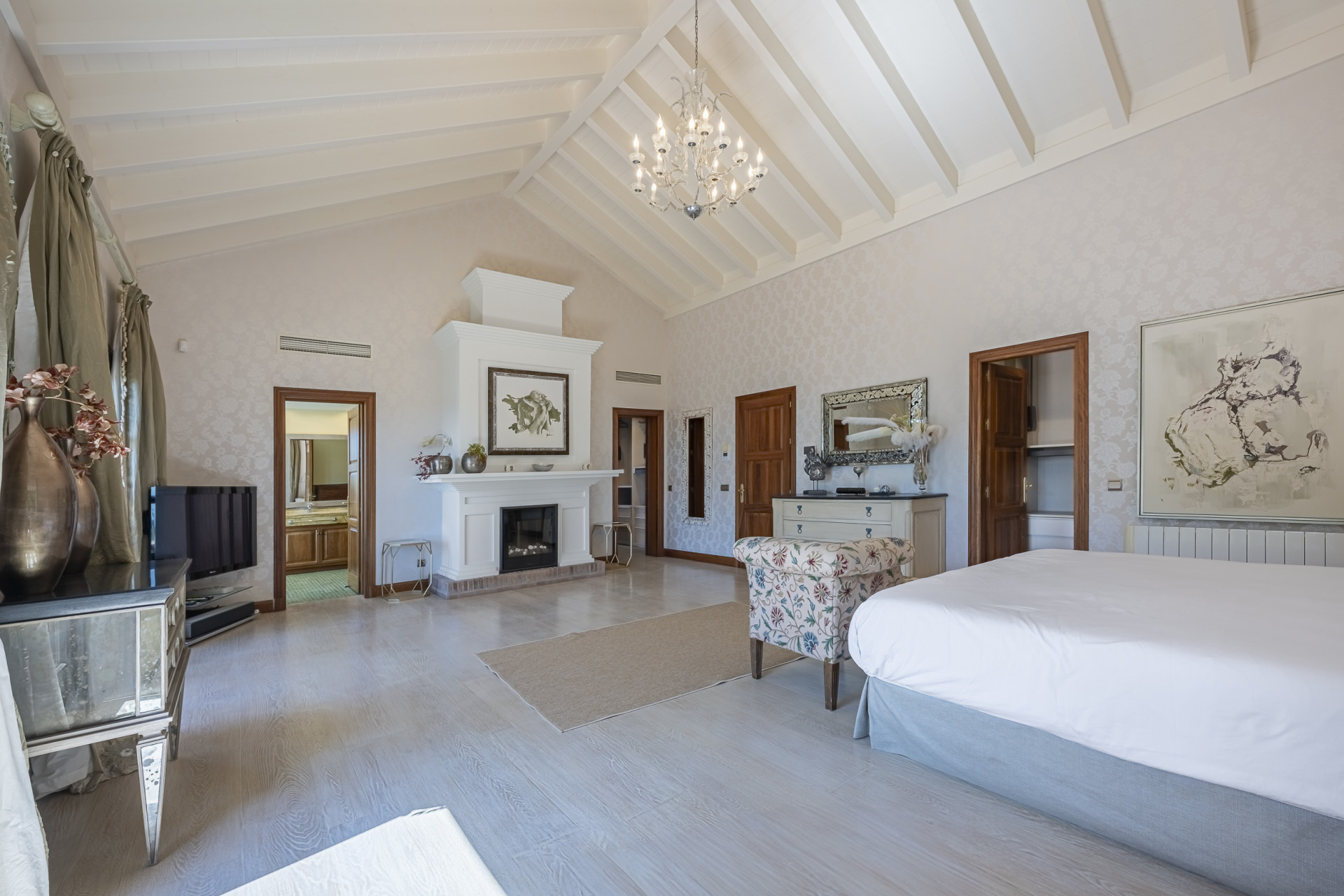 Villa de lujo estilo mediterránea con cinco dormitorios y vistas al mar en Camojan
