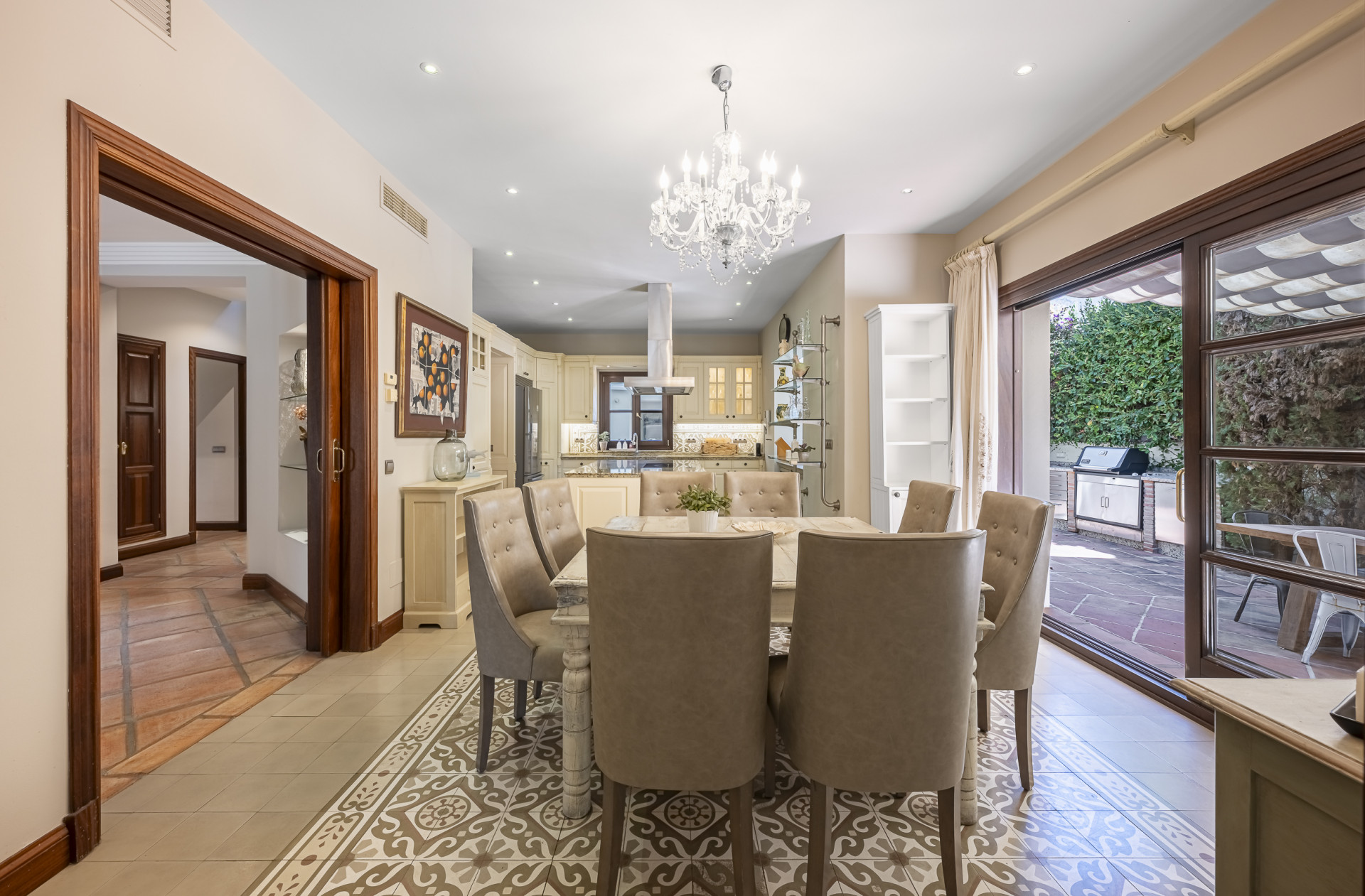 Villa de lujo estilo mediterránea con cinco dormitorios y vistas al mar en Camojan