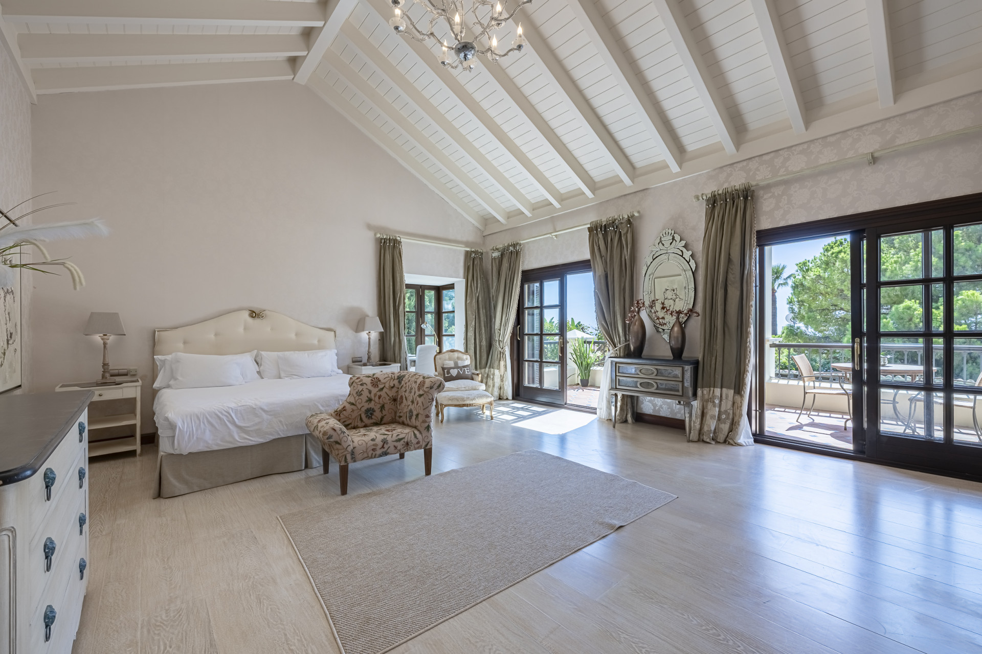 Villa de lujo estilo mediterránea con cinco dormitorios y vistas al mar en Camojan