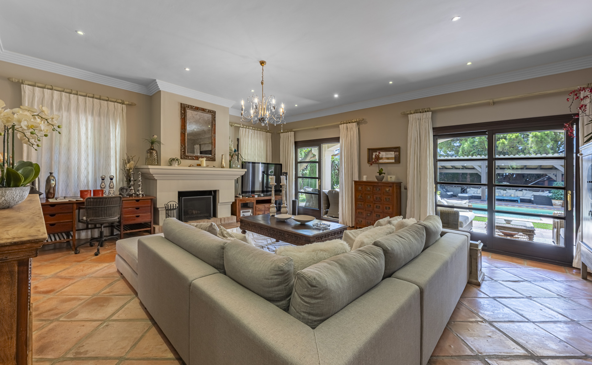 Villa de lujo estilo mediterránea con cinco dormitorios y vistas al mar en Camojan