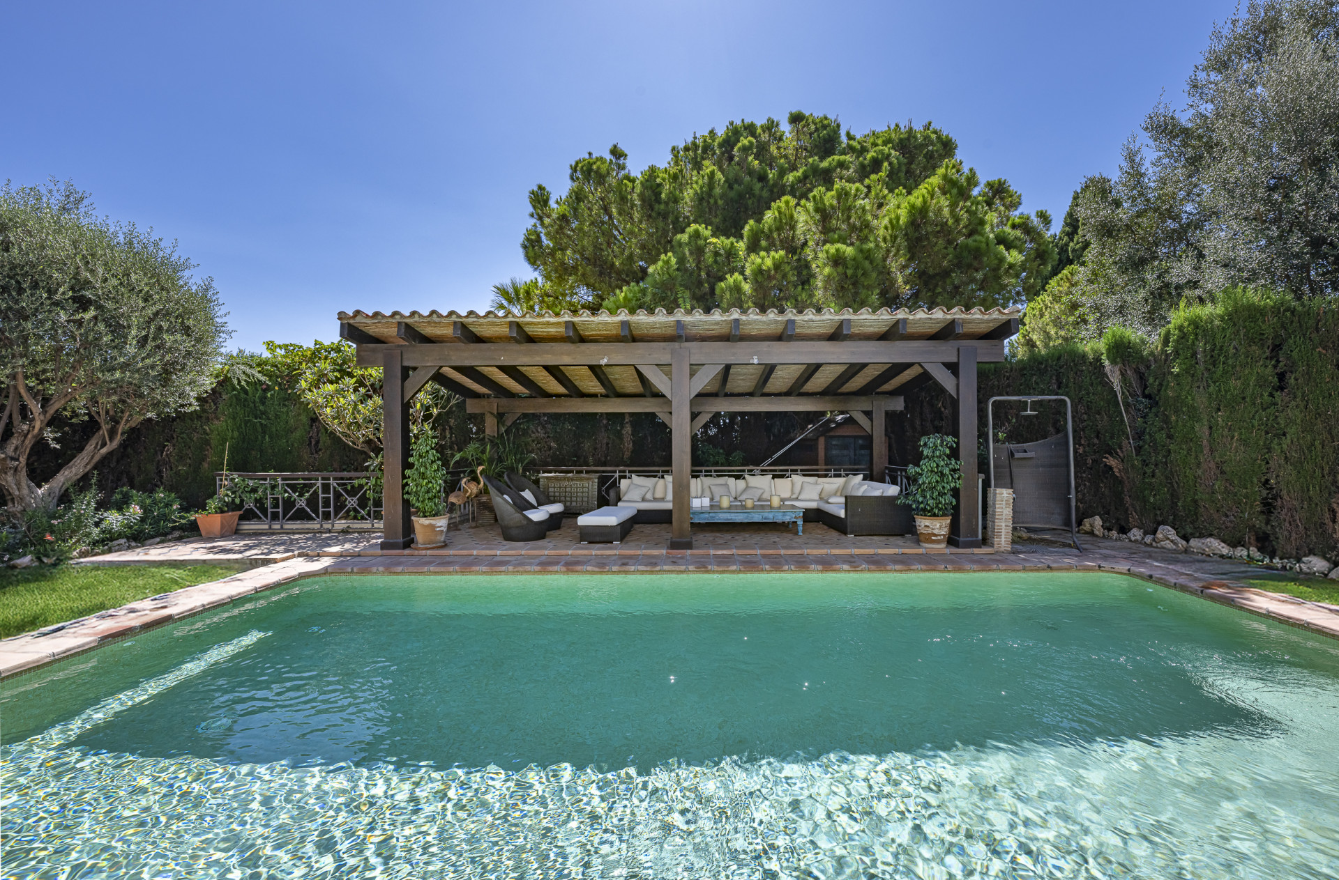 Villa de lujo estilo mediterránea con cinco dormitorios y vistas al mar en Camojan
