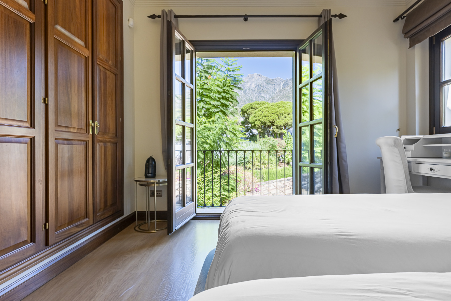 Villa de lujo estilo mediterránea con cinco dormitorios y vistas al mar en Camojan