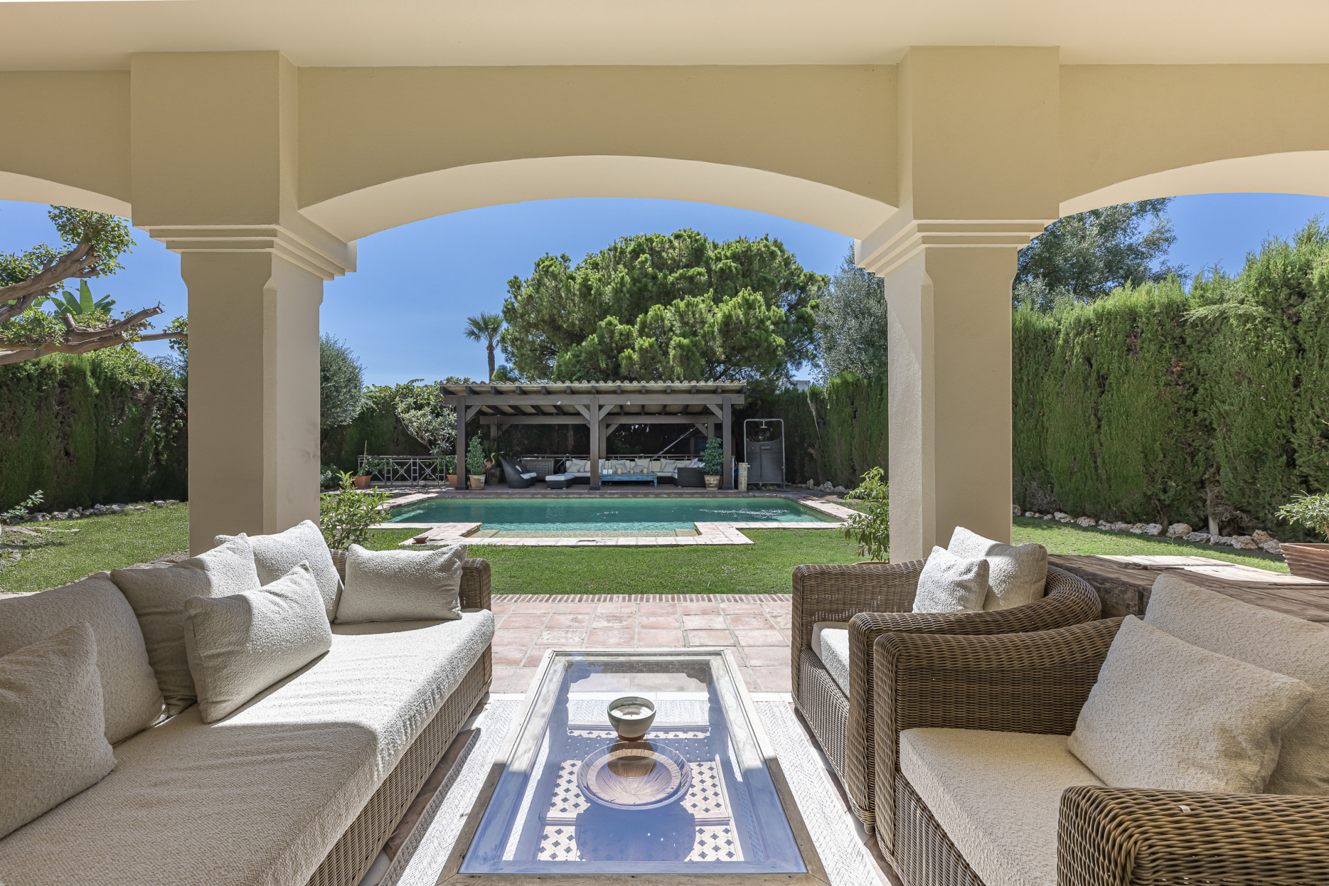 Villa de lujo estilo mediterránea con cinco dormitorios y vistas al mar en Camojan