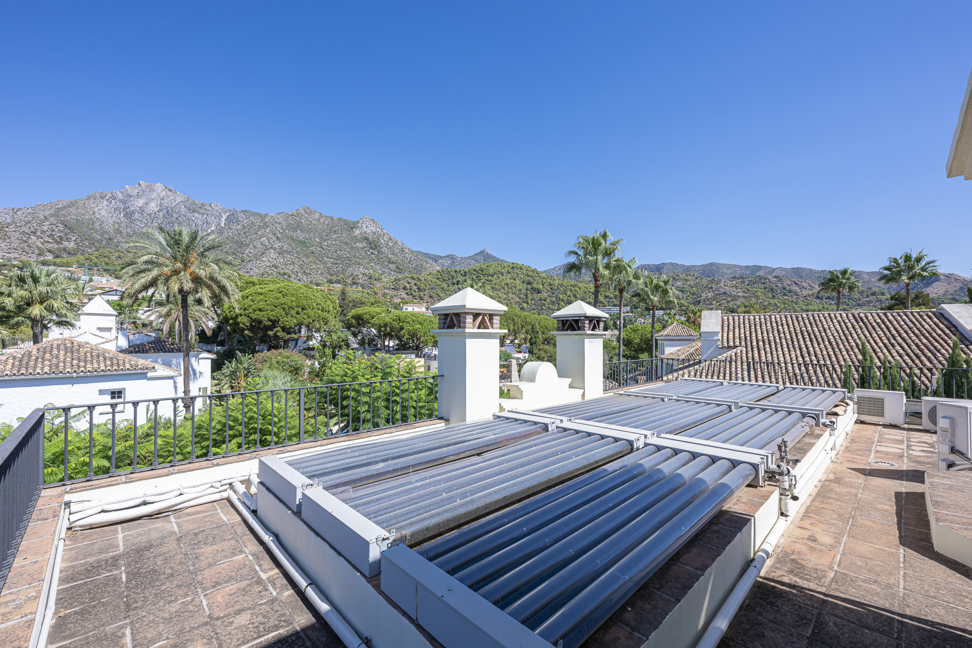 Villa de lujo estilo mediterránea con cinco dormitorios y vistas al mar en Camojan