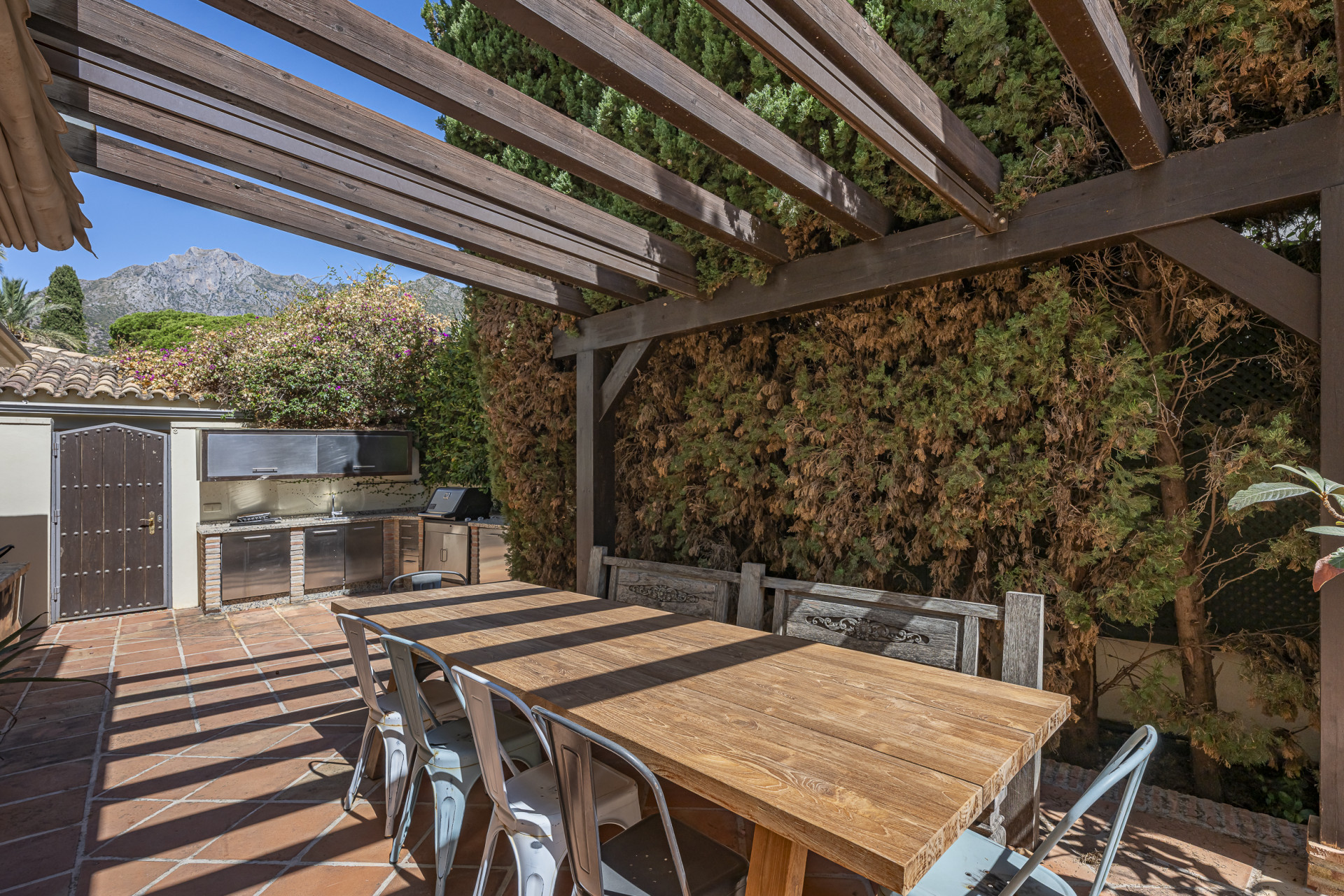 Villa de lujo estilo mediterránea con cinco dormitorios y vistas al mar en Camojan
