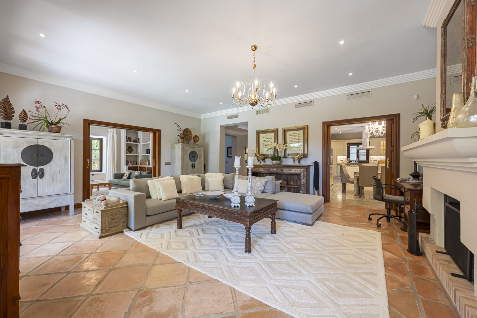 Villa de lujo estilo mediterránea con cinco dormitorios y vistas al mar en Camojan