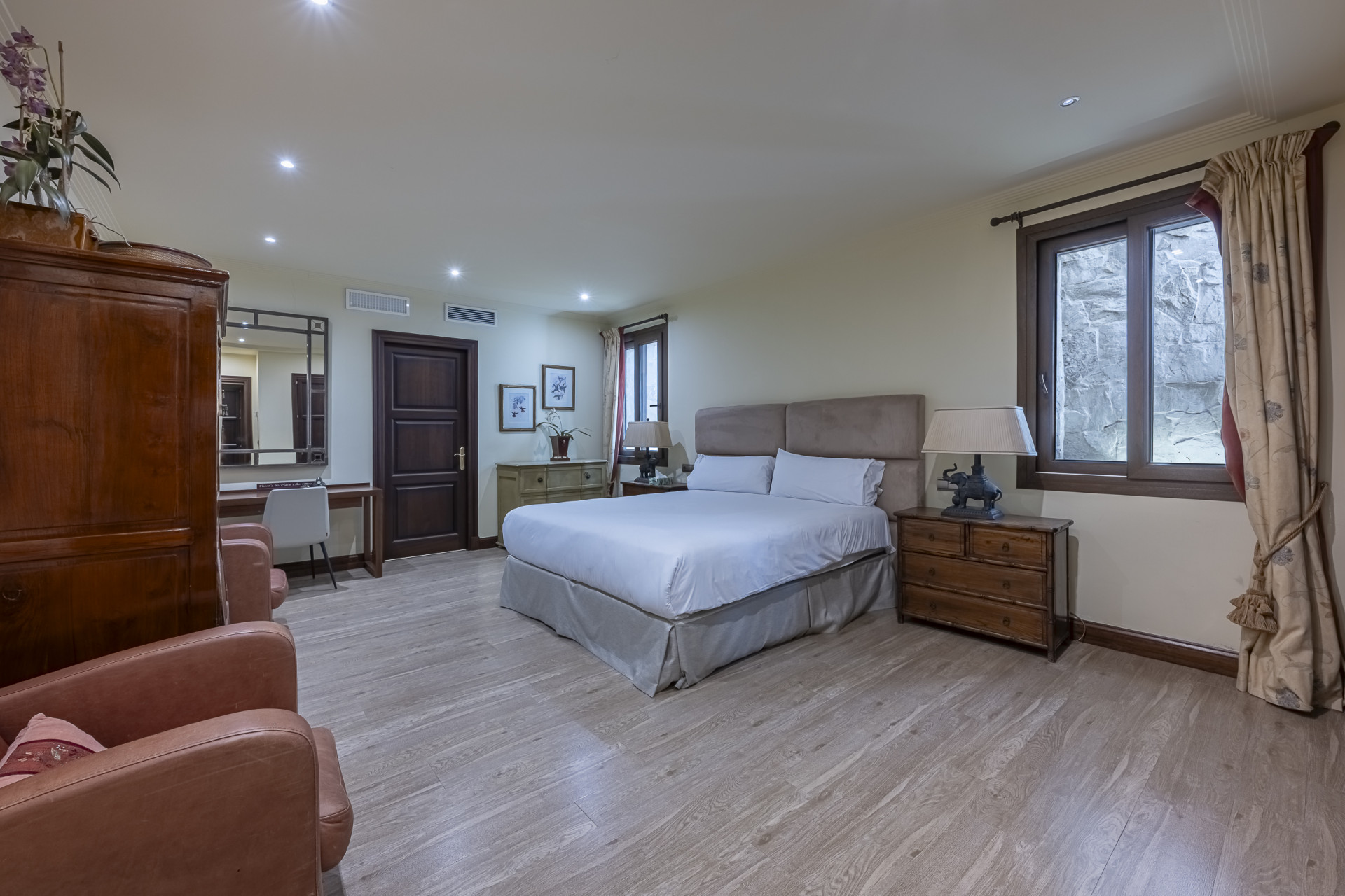 Villa de lujo estilo mediterránea con cinco dormitorios y vistas al mar en Camojan