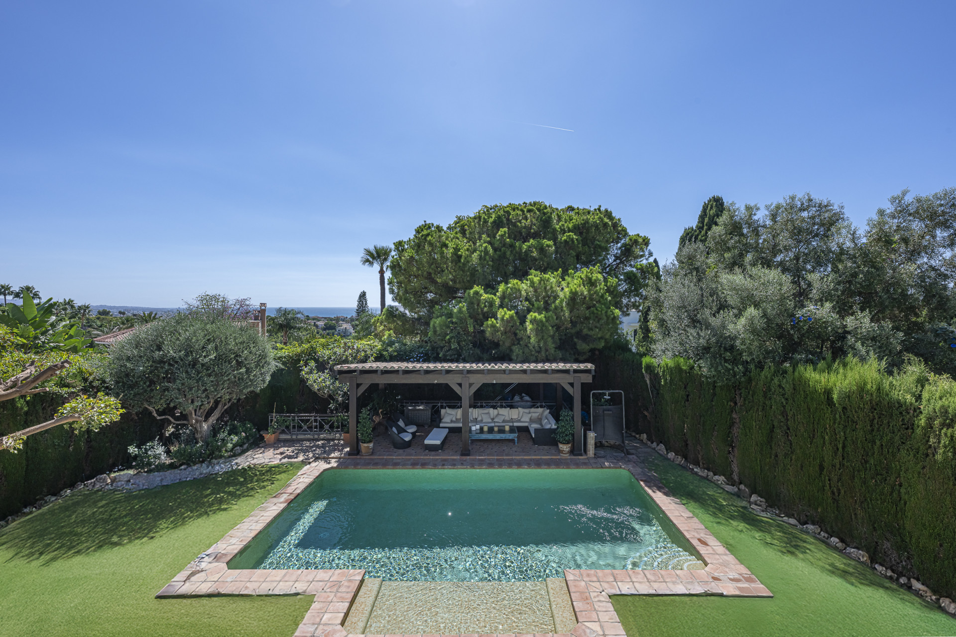 Villa de lujo estilo mediterránea con cinco dormitorios y vistas al mar en Camojan
