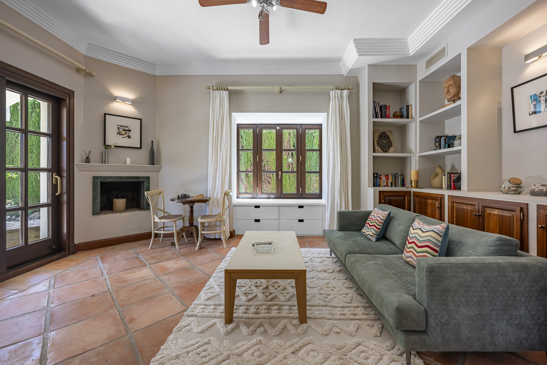 Villa de lujo estilo mediterránea con cinco dormitorios y vistas al mar en Camojan