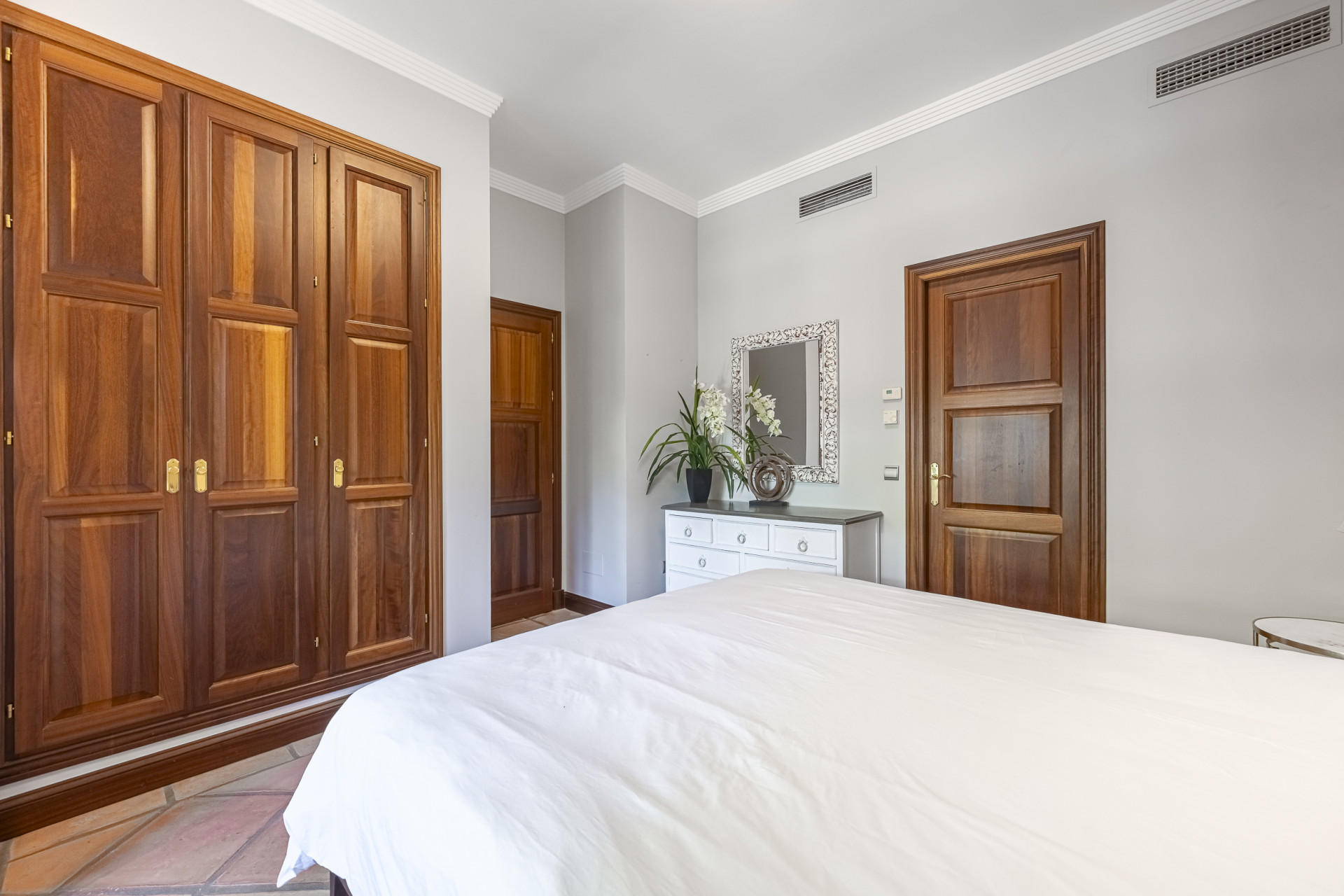 Villa de lujo estilo mediterránea con cinco dormitorios y vistas al mar en Camojan