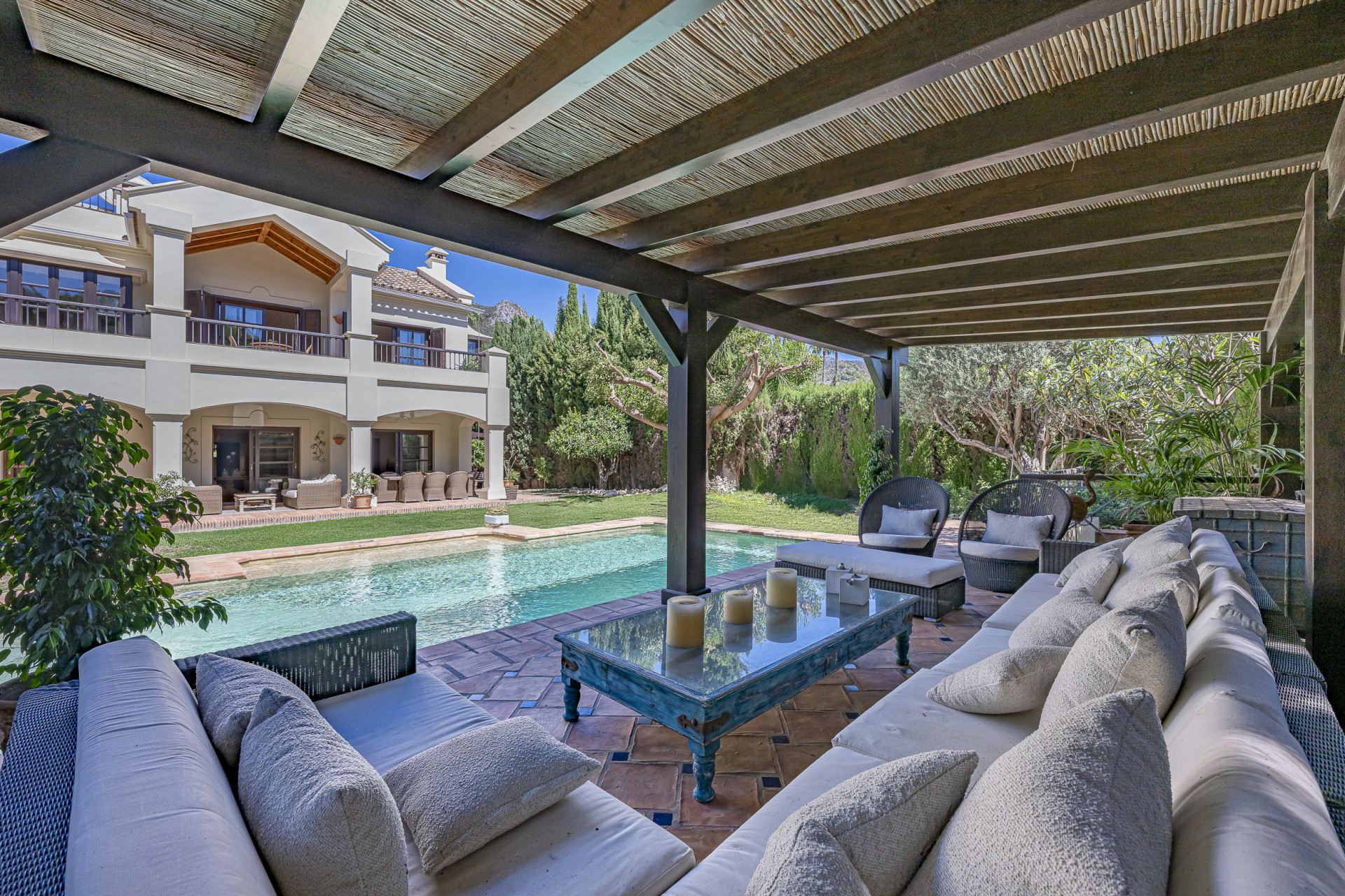 Villa de lujo estilo mediterránea con cinco dormitorios y vistas al mar en Camojan