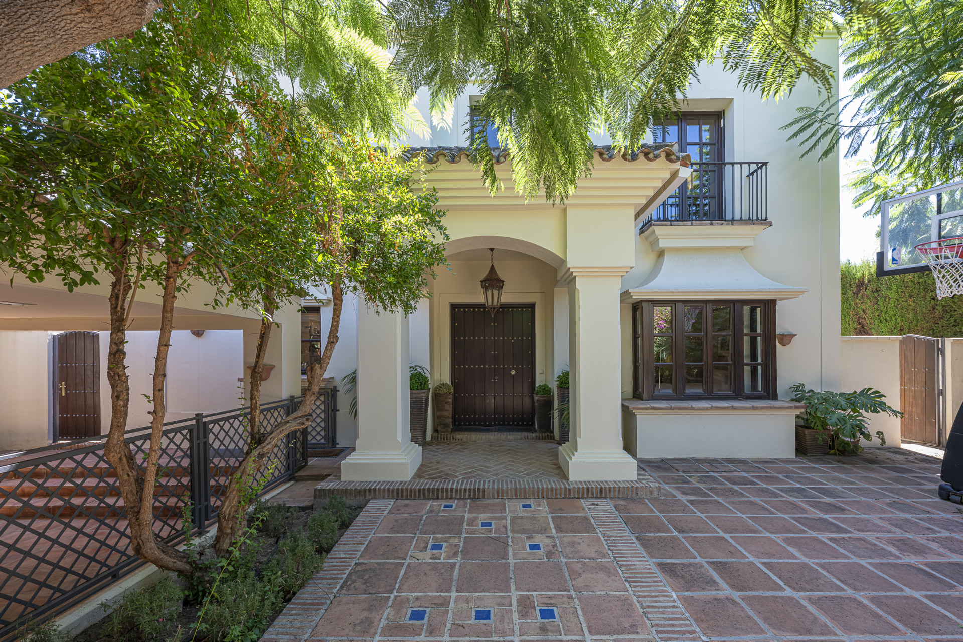 Villa de lujo estilo mediterránea con cinco dormitorios y vistas al mar en Camojan
