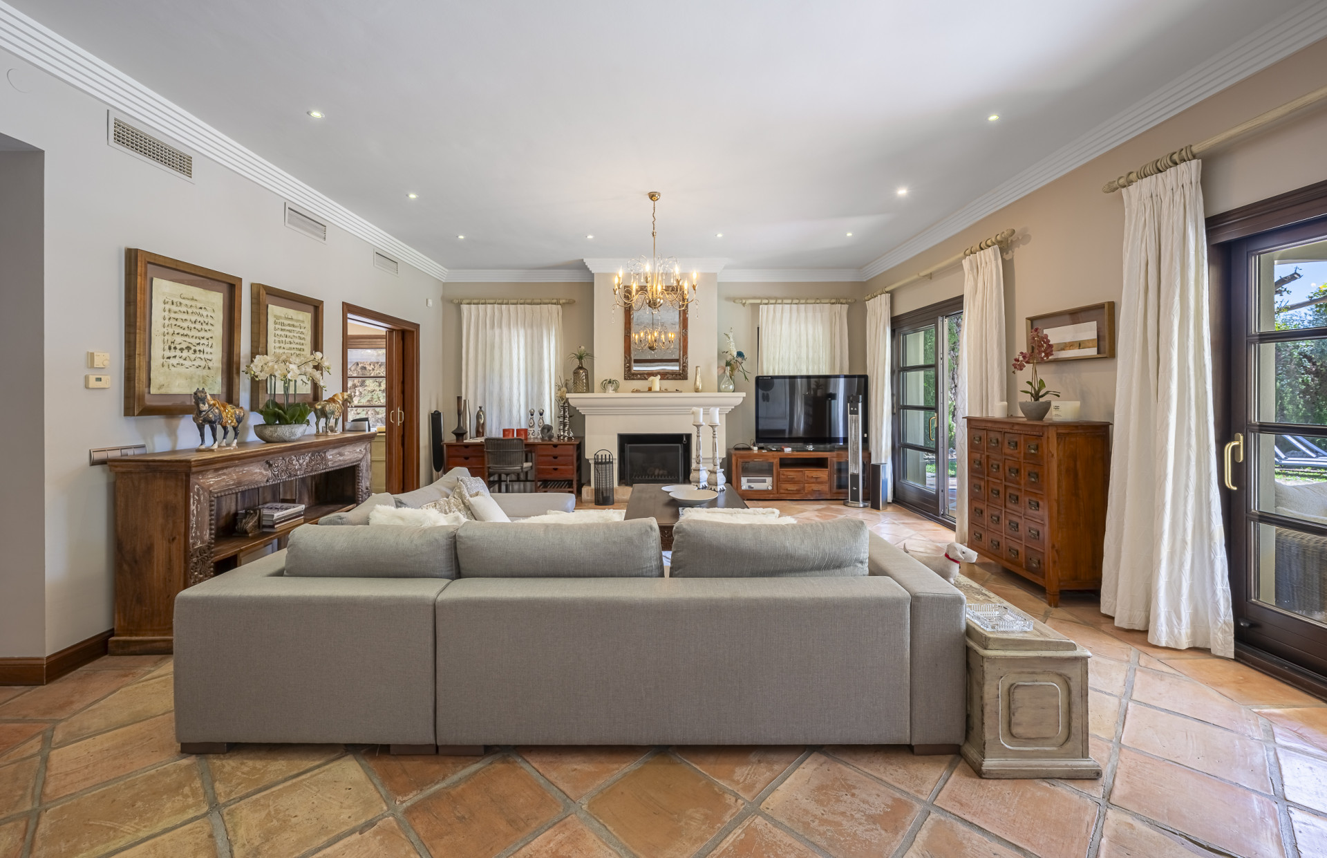 Villa de lujo estilo mediterránea con cinco dormitorios y vistas al mar en Camojan