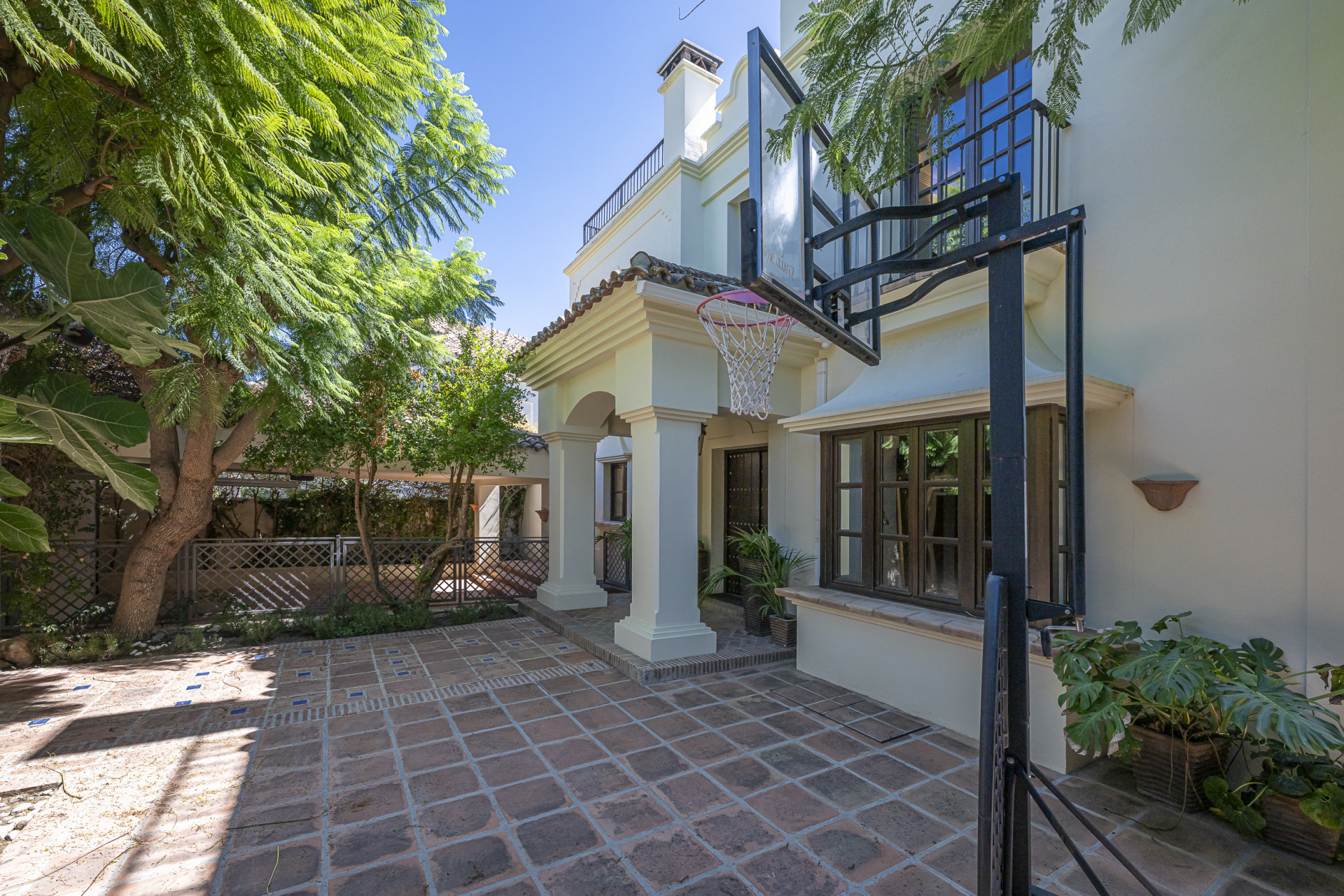 Villa de lujo estilo mediterránea con cinco dormitorios y vistas al mar en Camojan