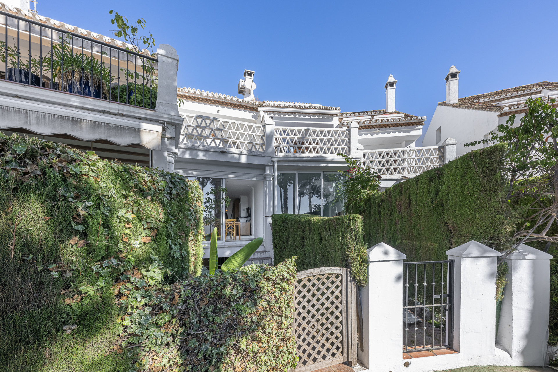 Three-bedroom townhouse in a Mediterranean village-style community in Nagules