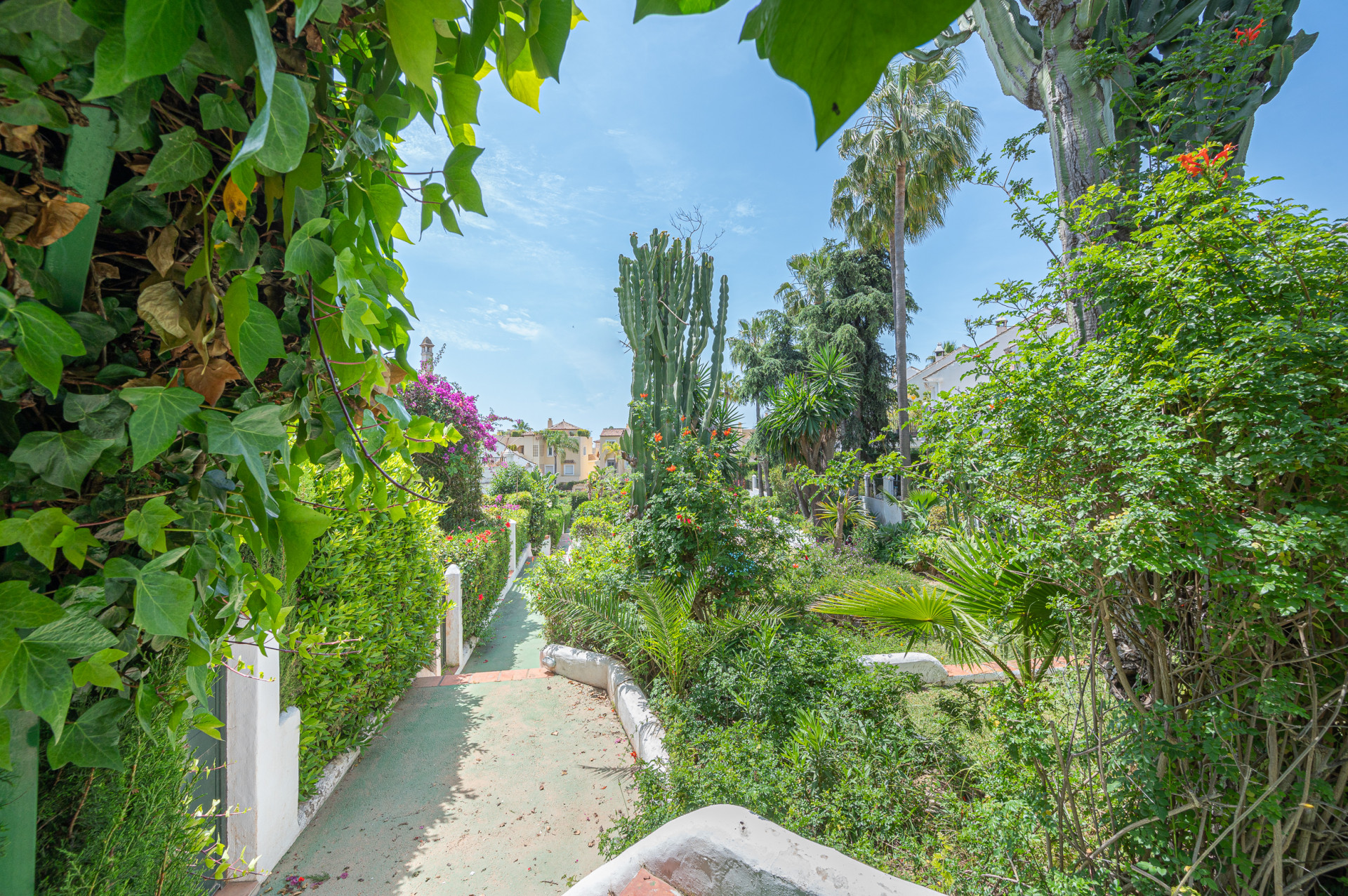 Three-bedroom townhouse in a Mediterranean village-style community in Nagules