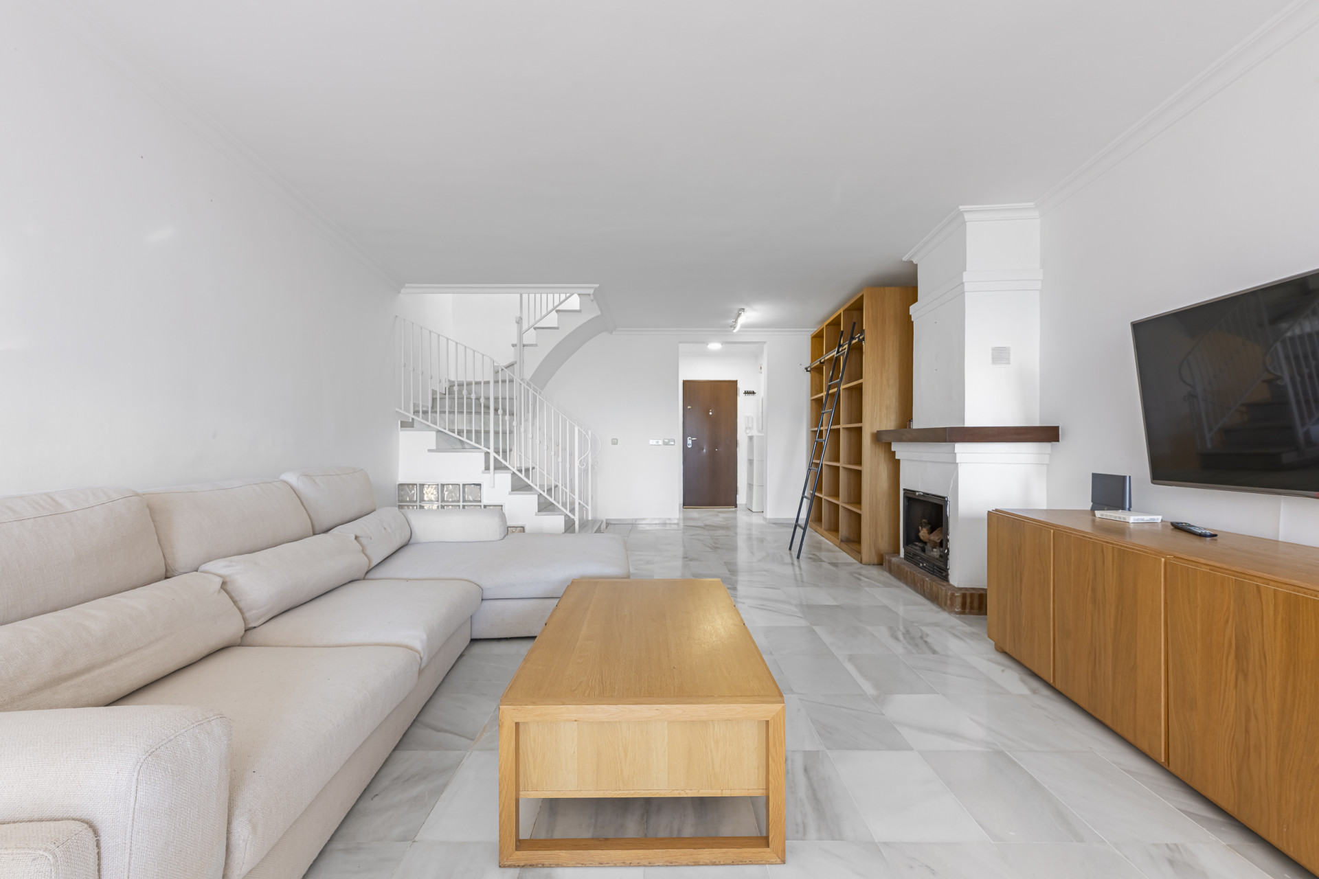 Three-bedroom townhouse in a Mediterranean village-style community in Nagules