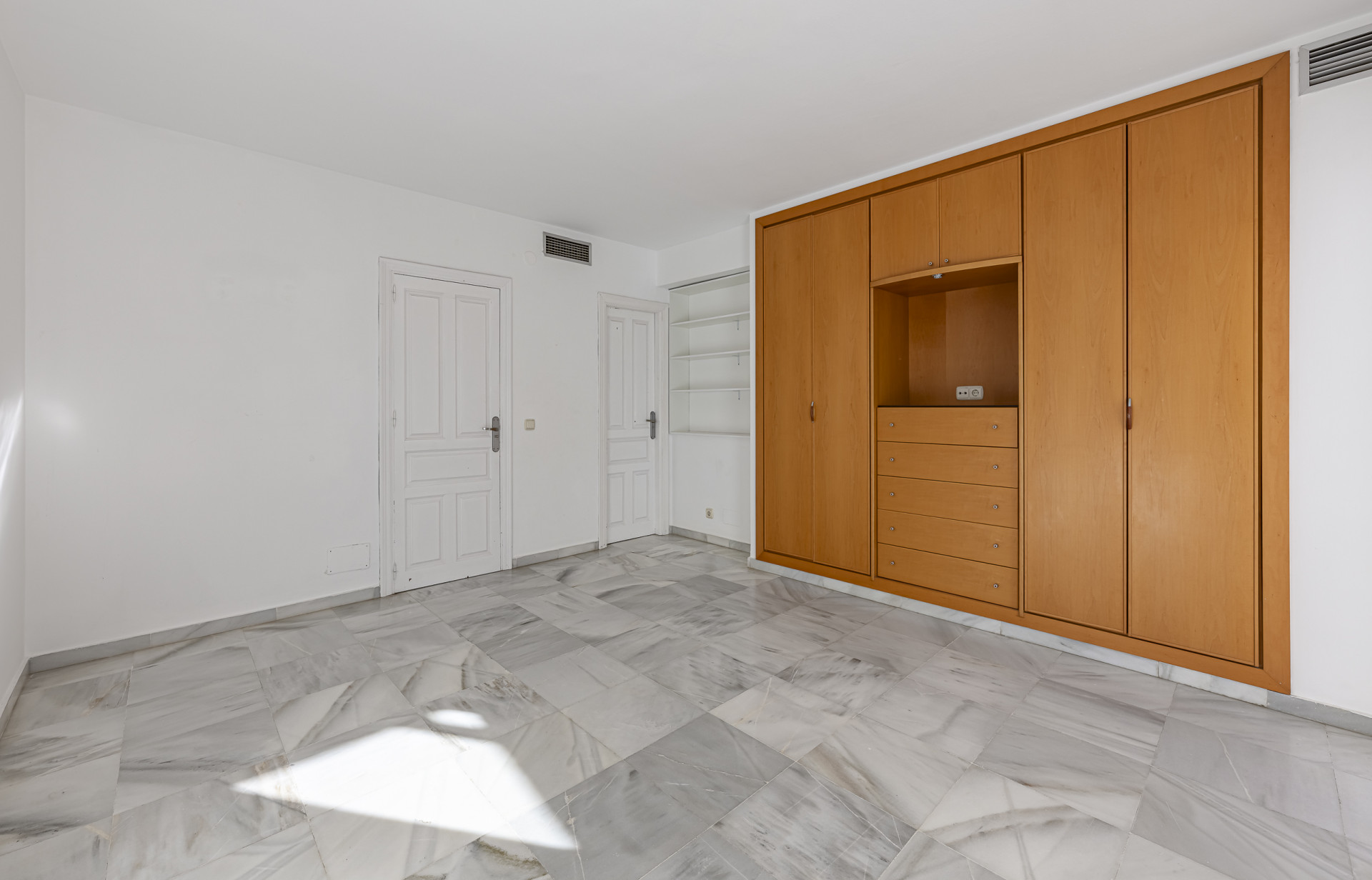 Three-bedroom townhouse in a Mediterranean village-style community in Nagules