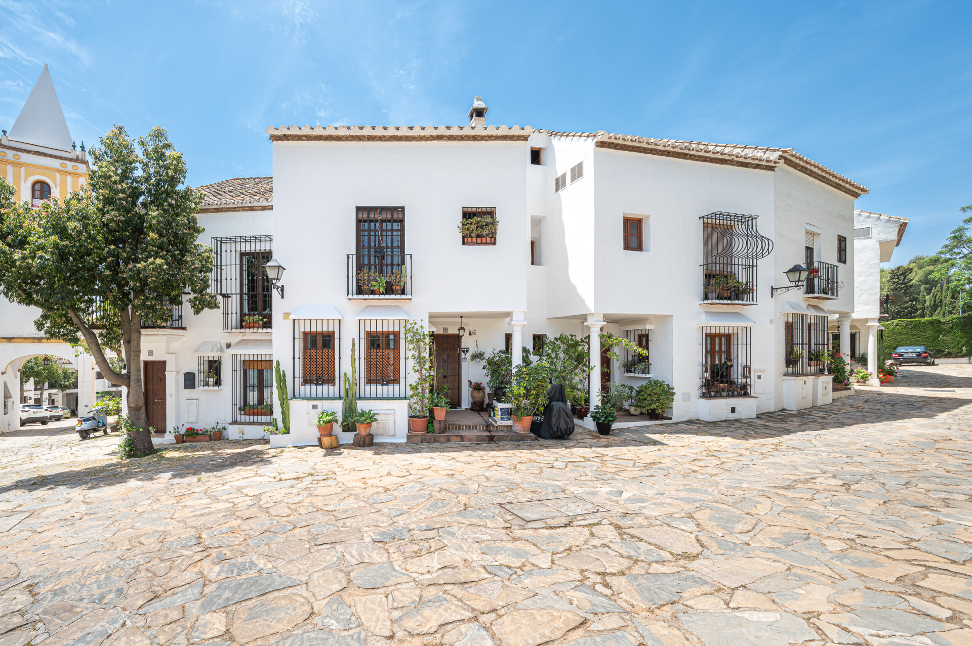 Three-bedroom townhouse in a Mediterranean village-style community in Nagules