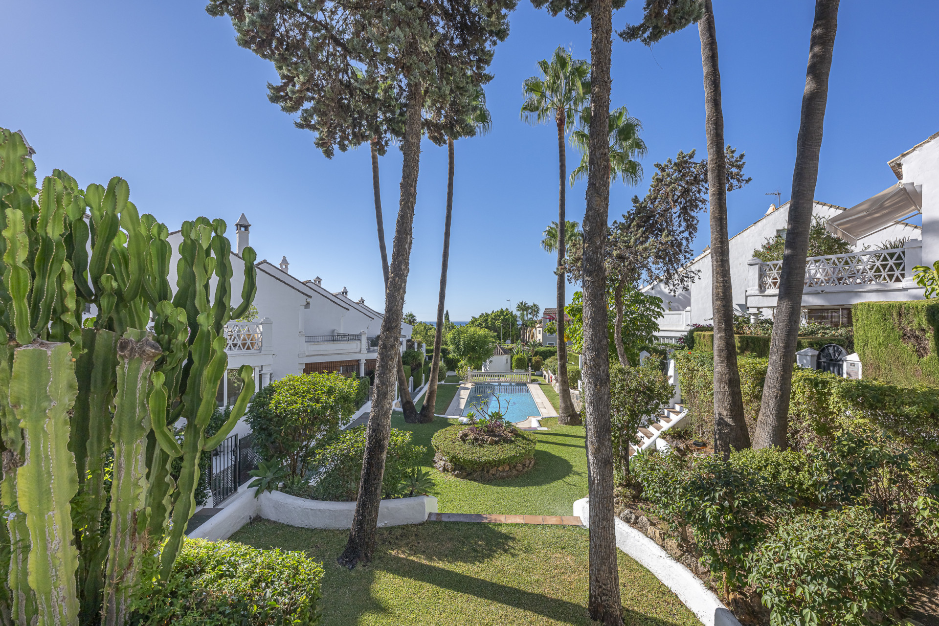 Three-bedroom townhouse in a Mediterranean village-style community in Nagules