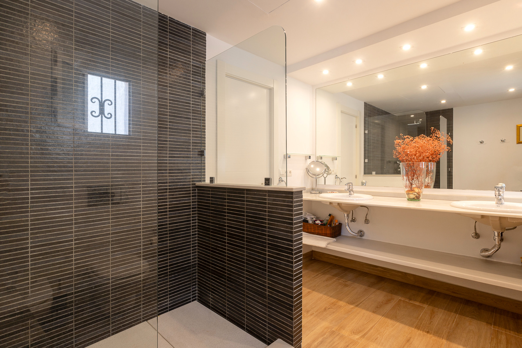 Spacious Renovated 2-Bedroom Apartment in Puente Romano