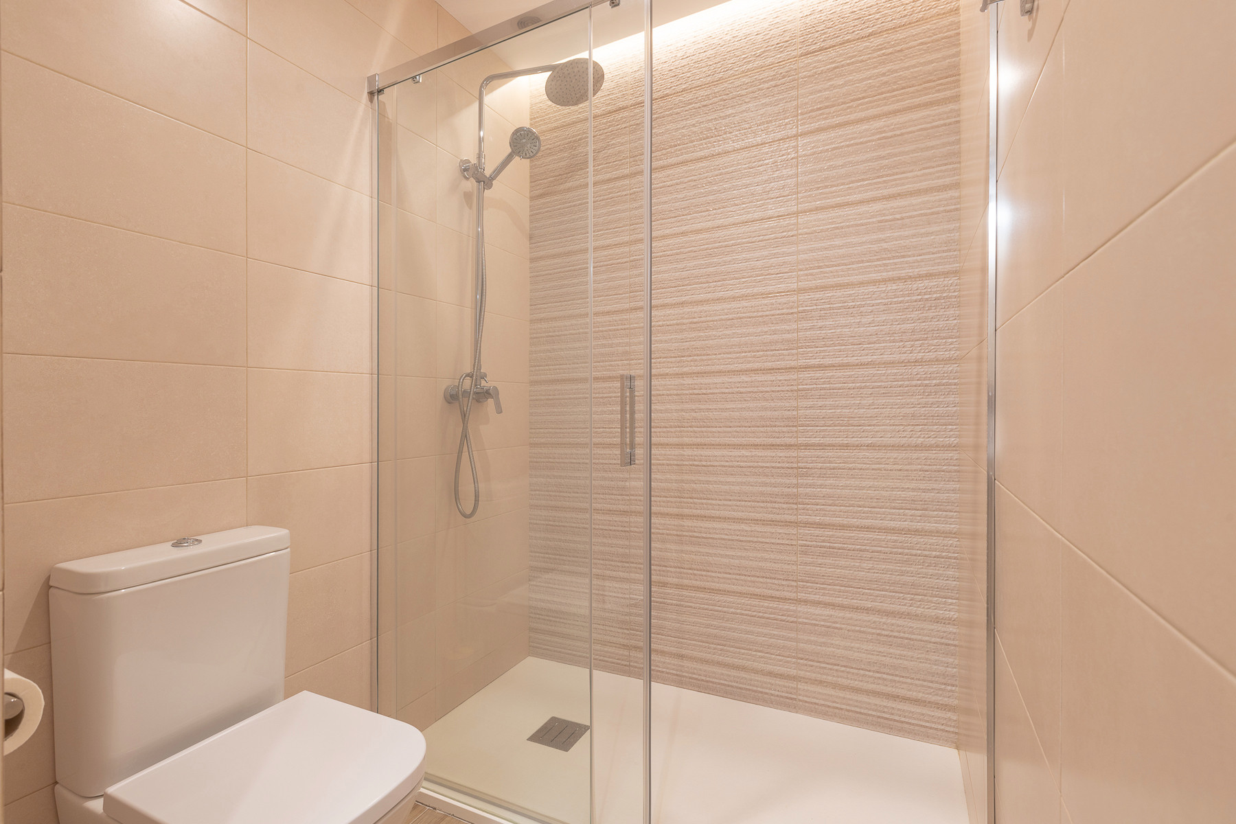 Spacious Renovated 2-Bedroom Apartment in Puente Romano