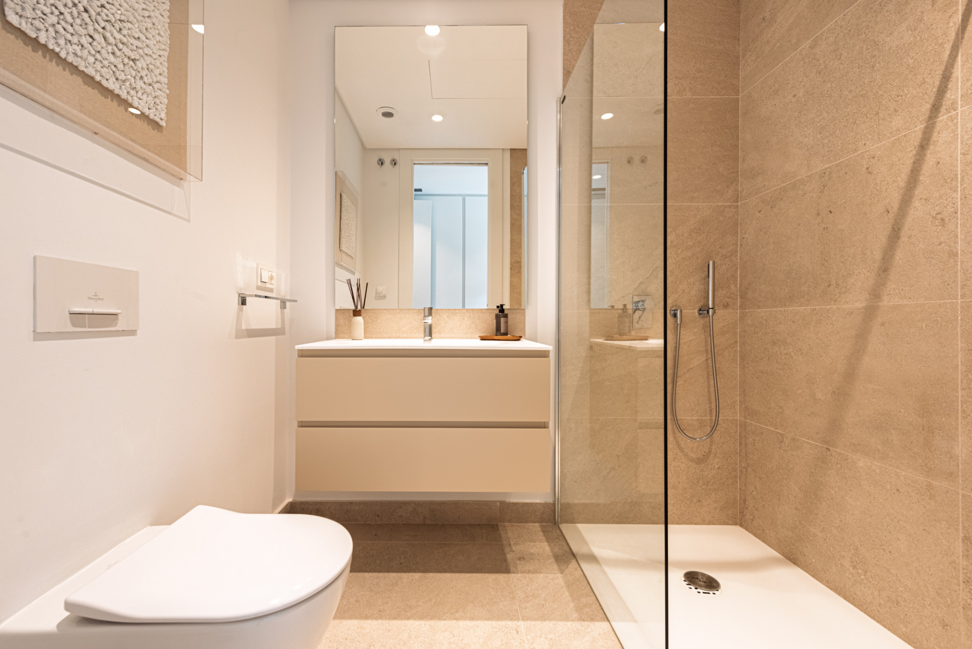 Private, 3 Bedroom Fully Furnished, Ground Floor Apartment with Exceptional Views