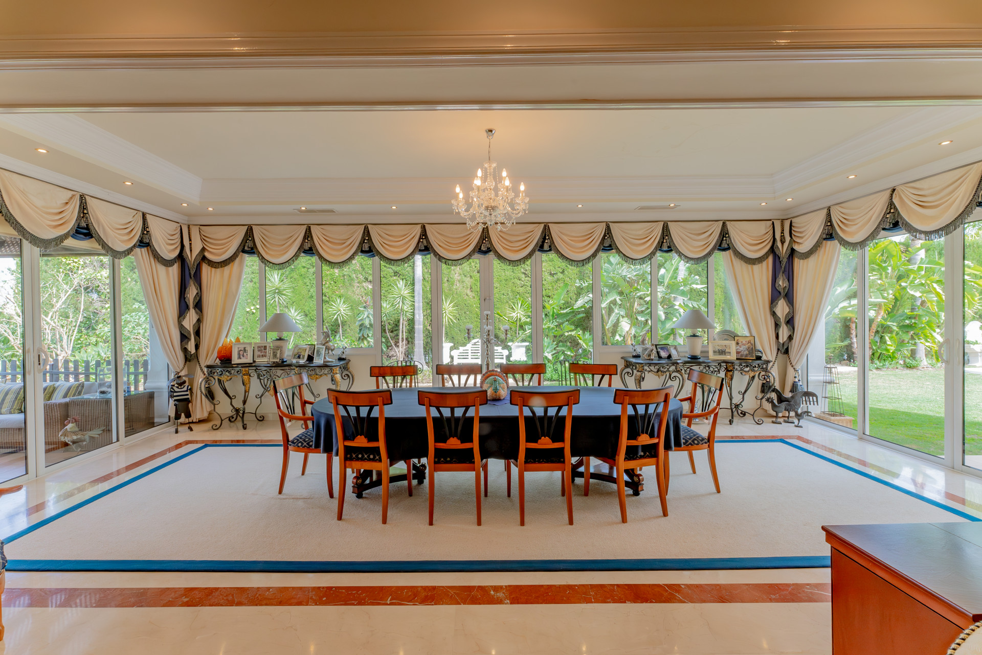 Luxurious five-bedroom villa in Benahavis.