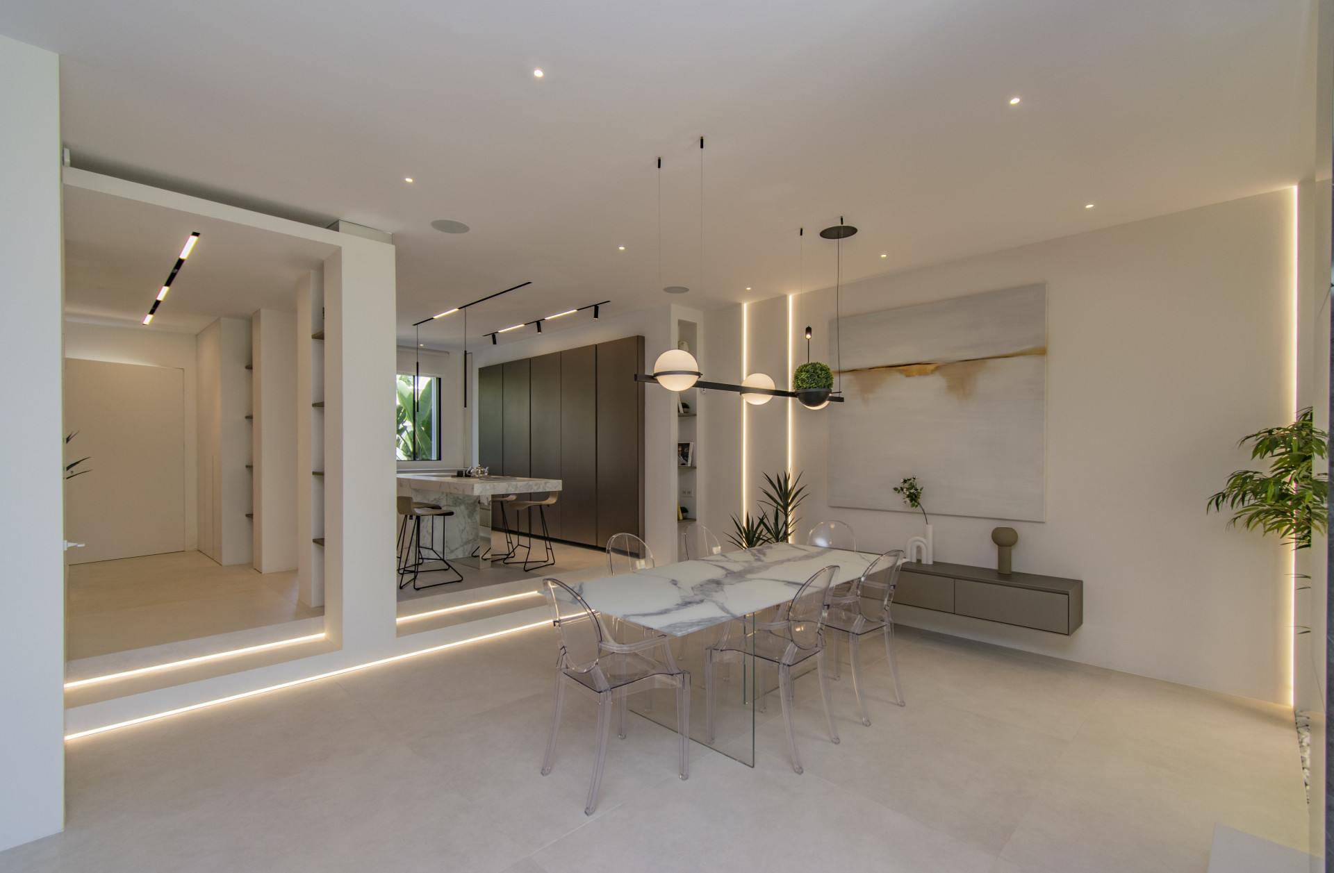 Newly refurbished luxury townhouse front line beach in Golden Mile
