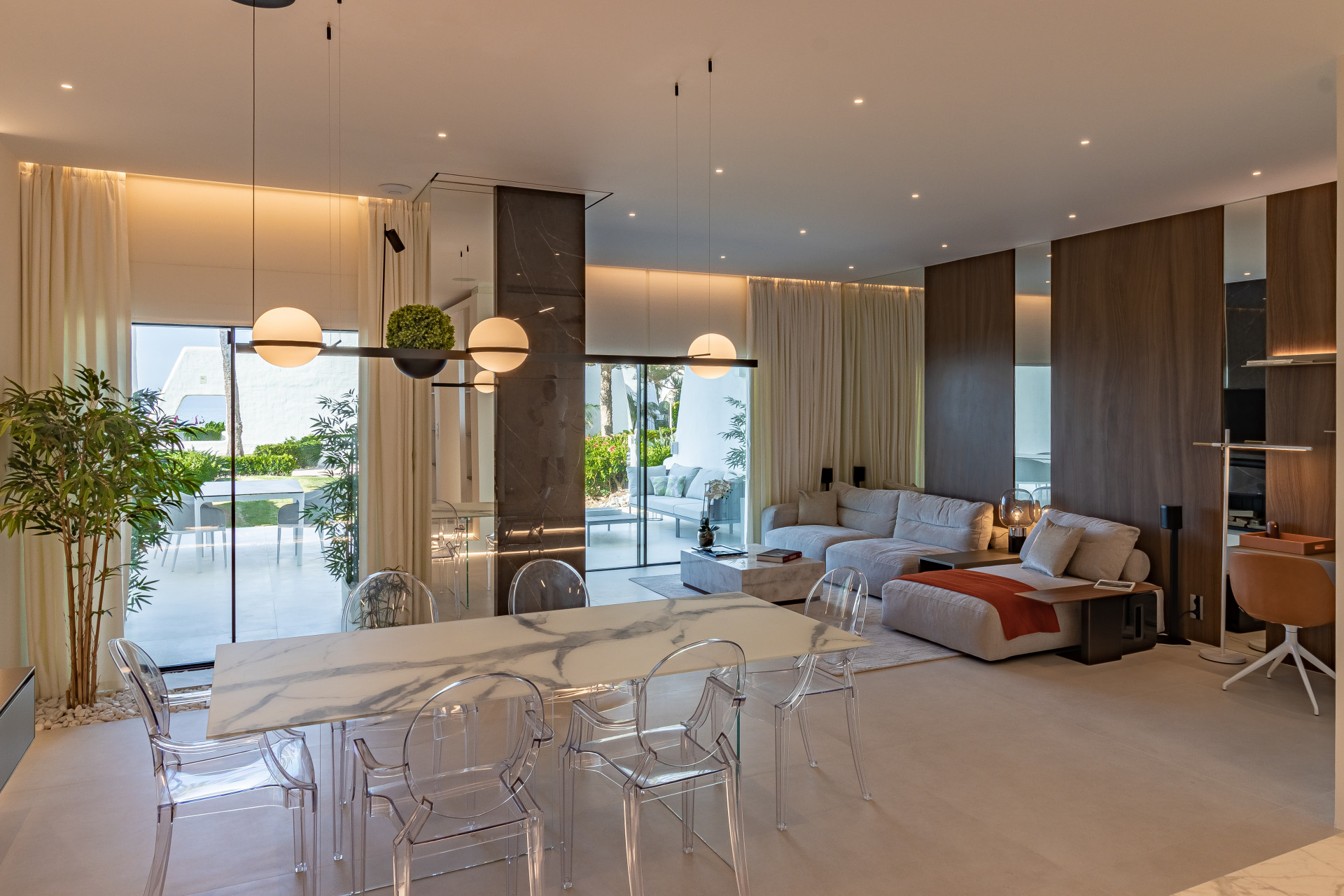 Newly refurbished luxury townhouse front line beach in Golden Mile
