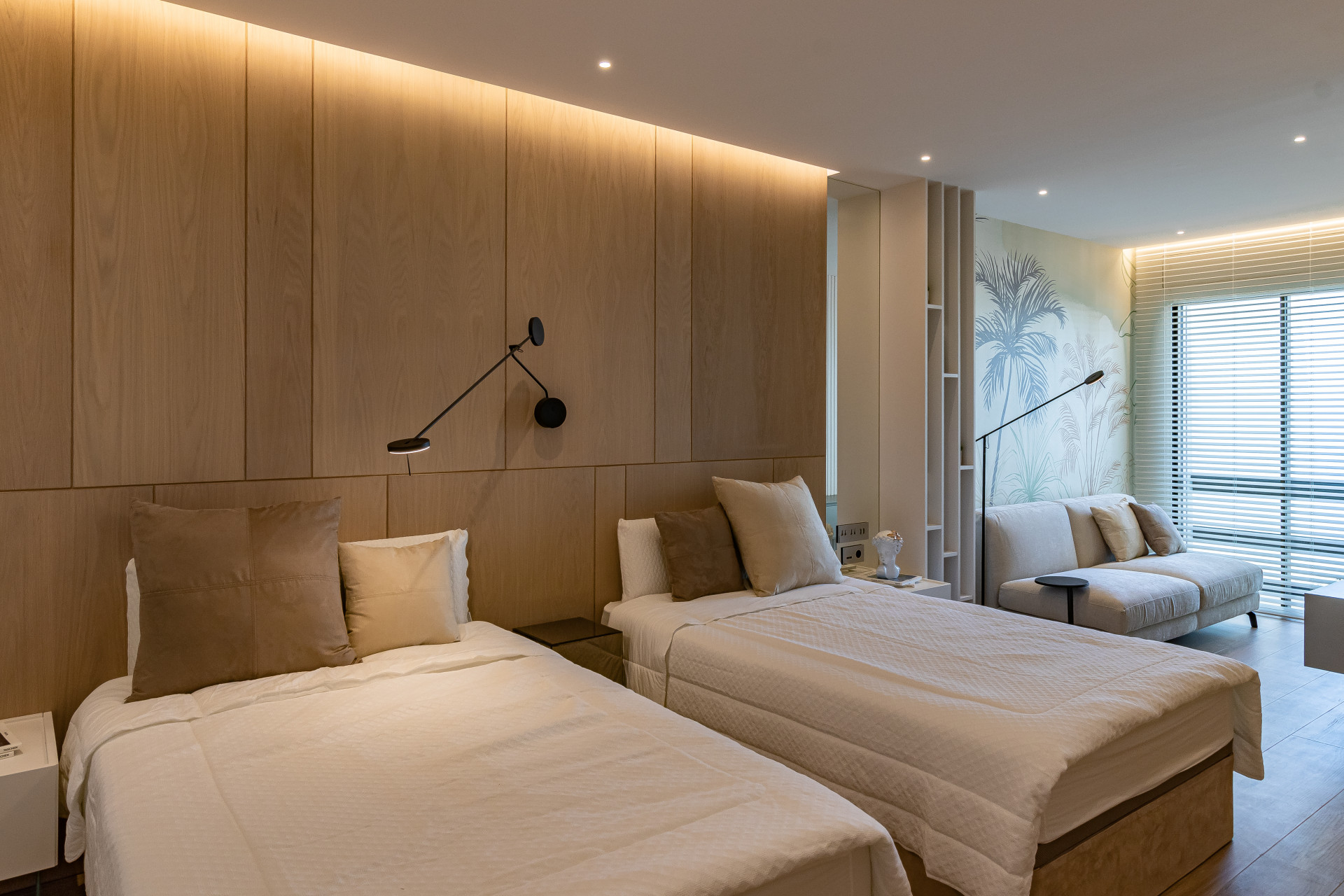 Newly refurbished luxury townhouse front line beach in Golden Mile