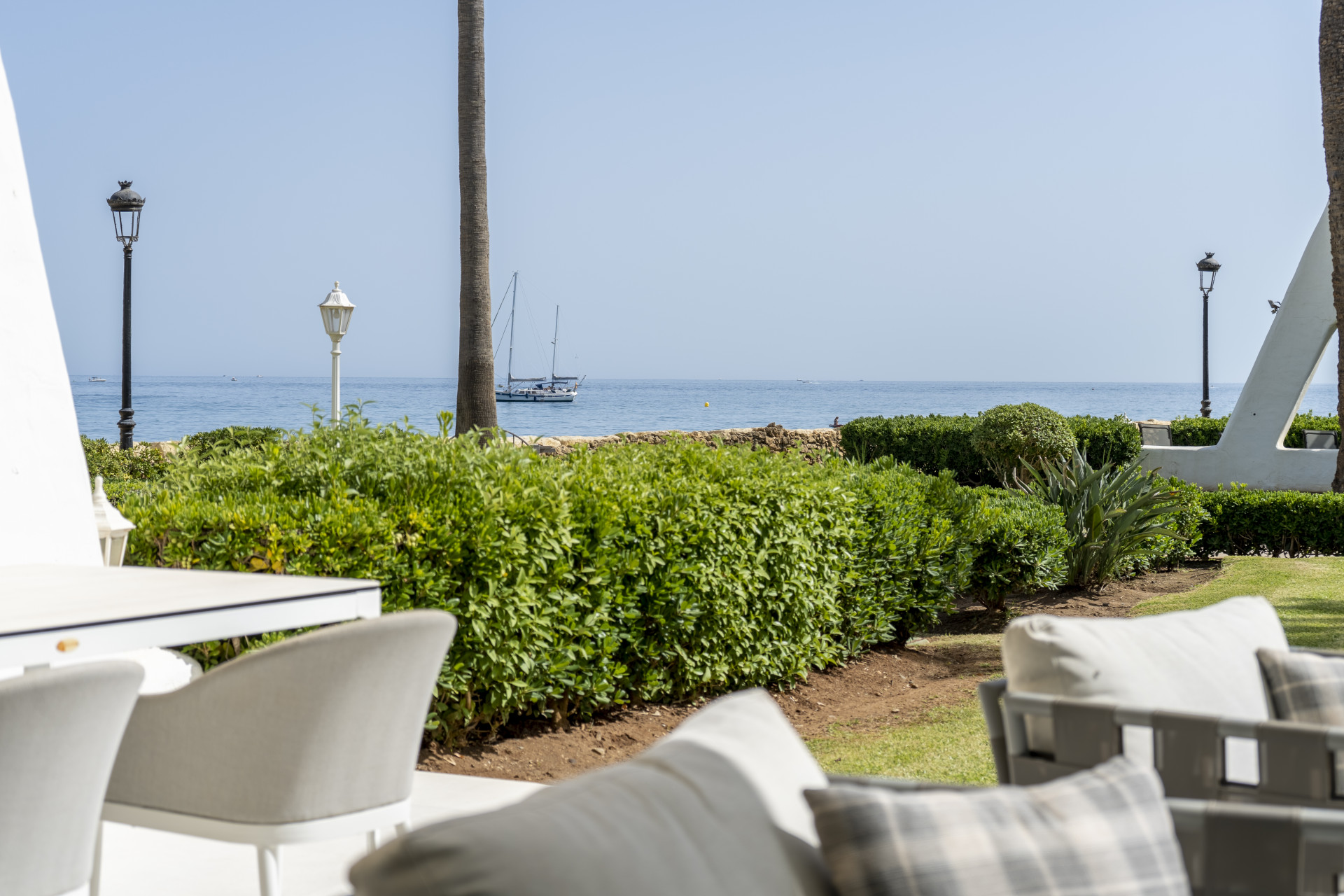 Newly refurbished luxury townhouse front line beach in Golden Mile