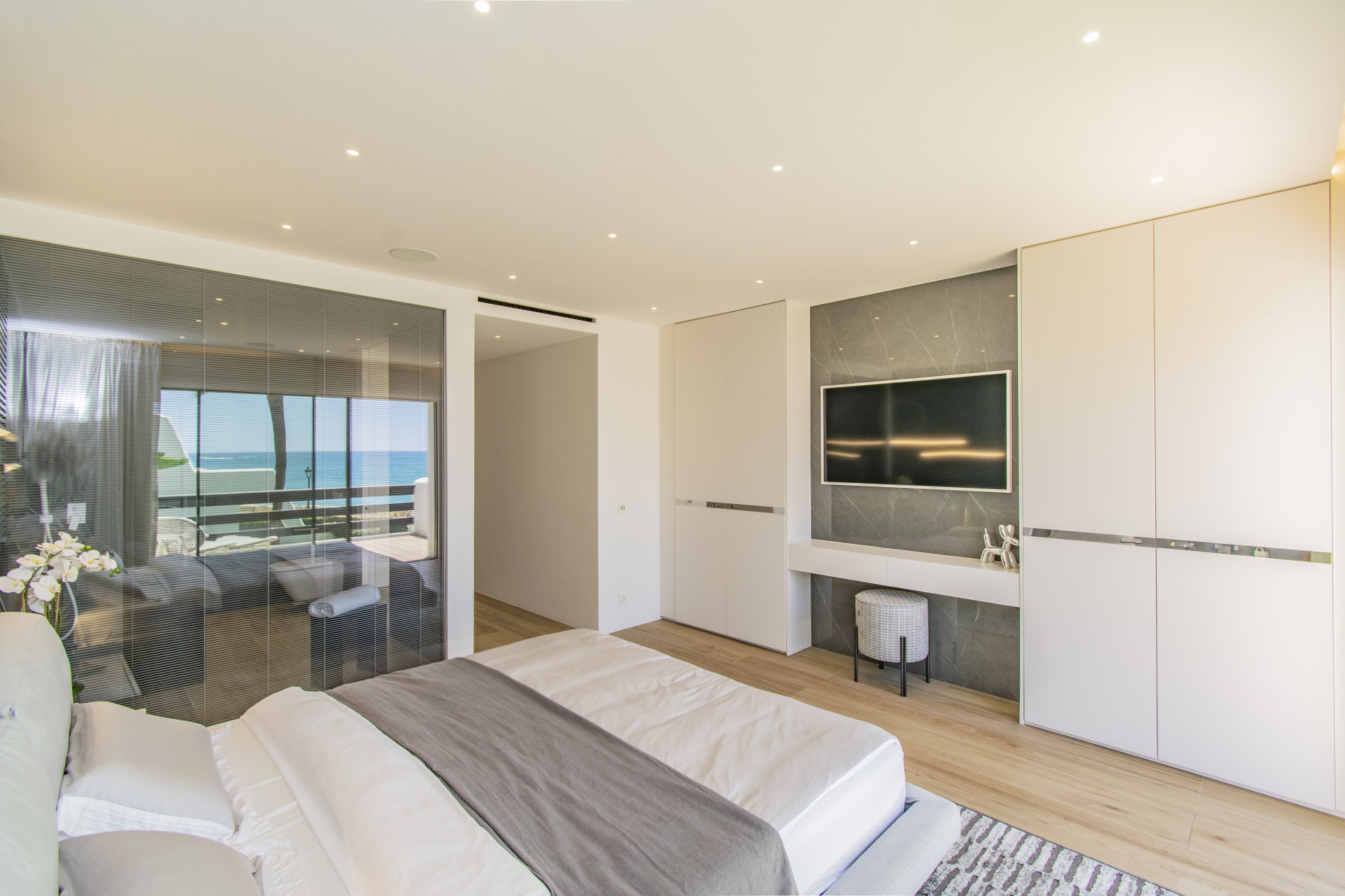 Newly refurbished luxury townhouse front line beach in Golden Mile
