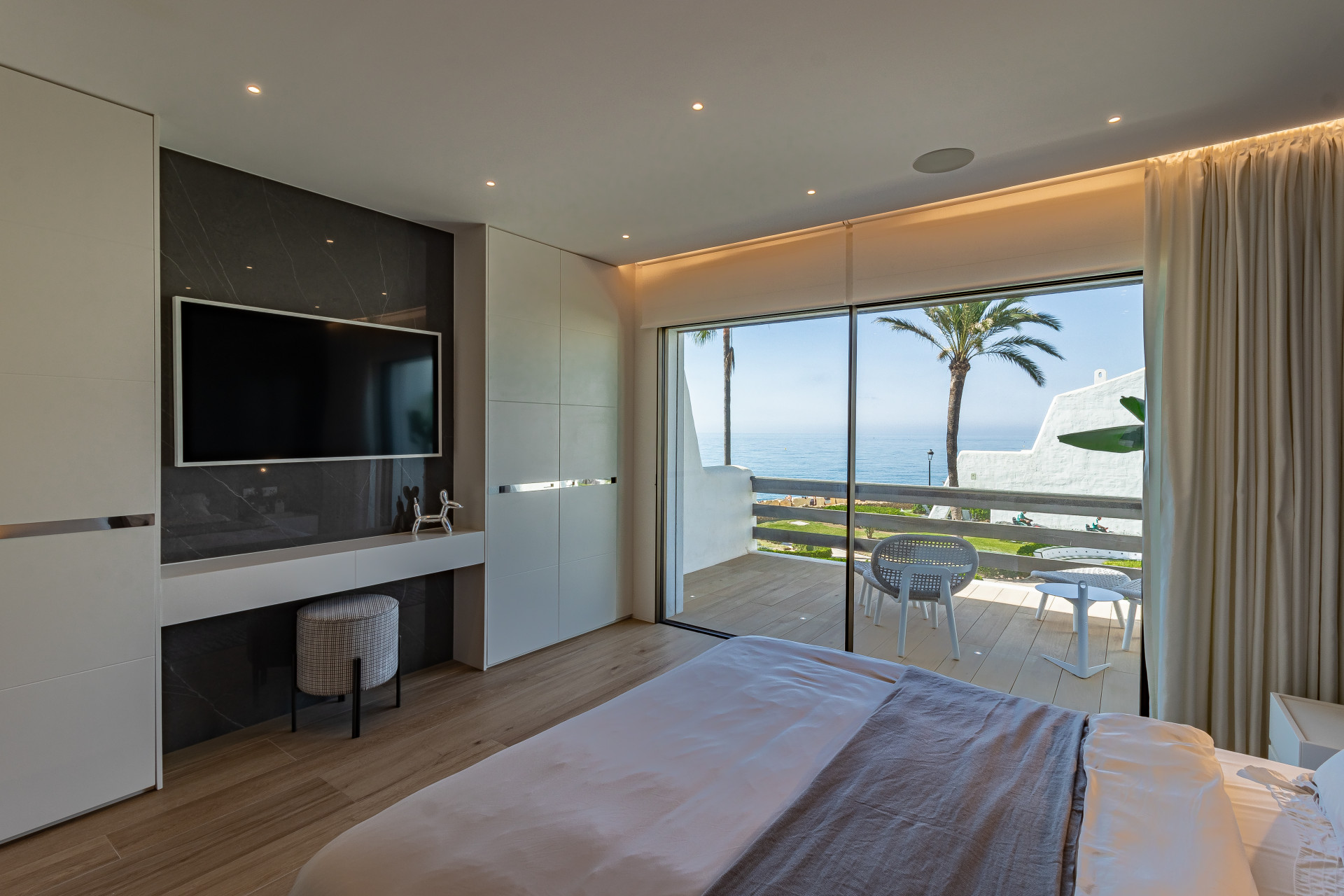 Newly refurbished luxury townhouse front line beach in Golden Mile
