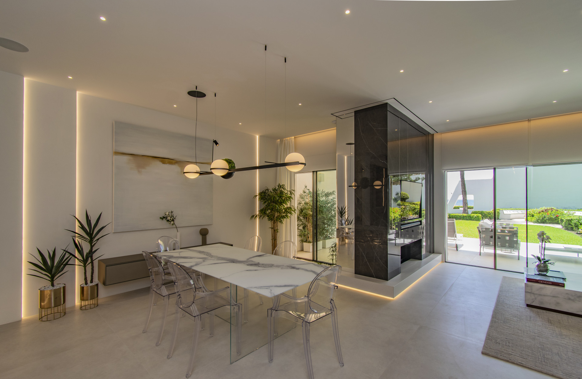 Newly refurbished luxury townhouse front line beach in Golden Mile