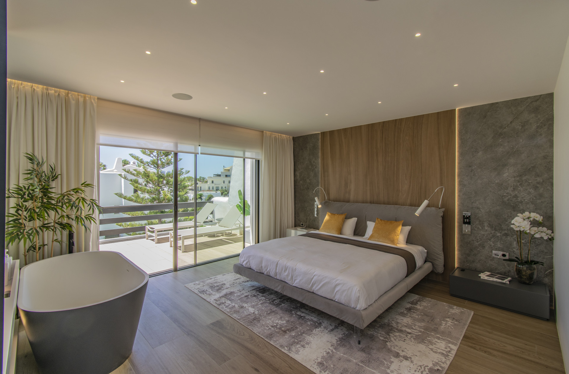 Newly refurbished luxury townhouse front line beach in Golden Mile