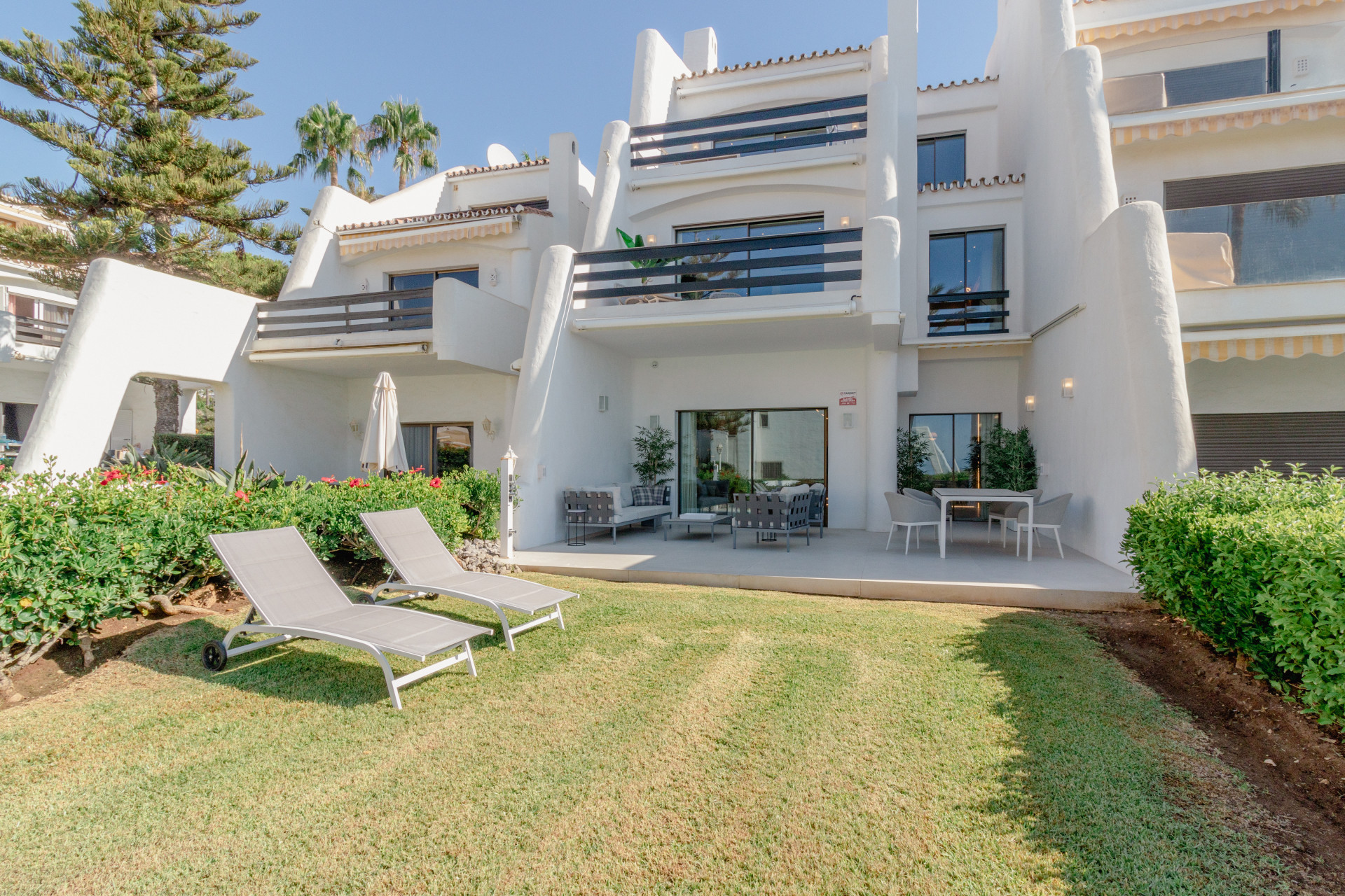 Newly refurbished luxury townhouse front line beach in Golden Mile