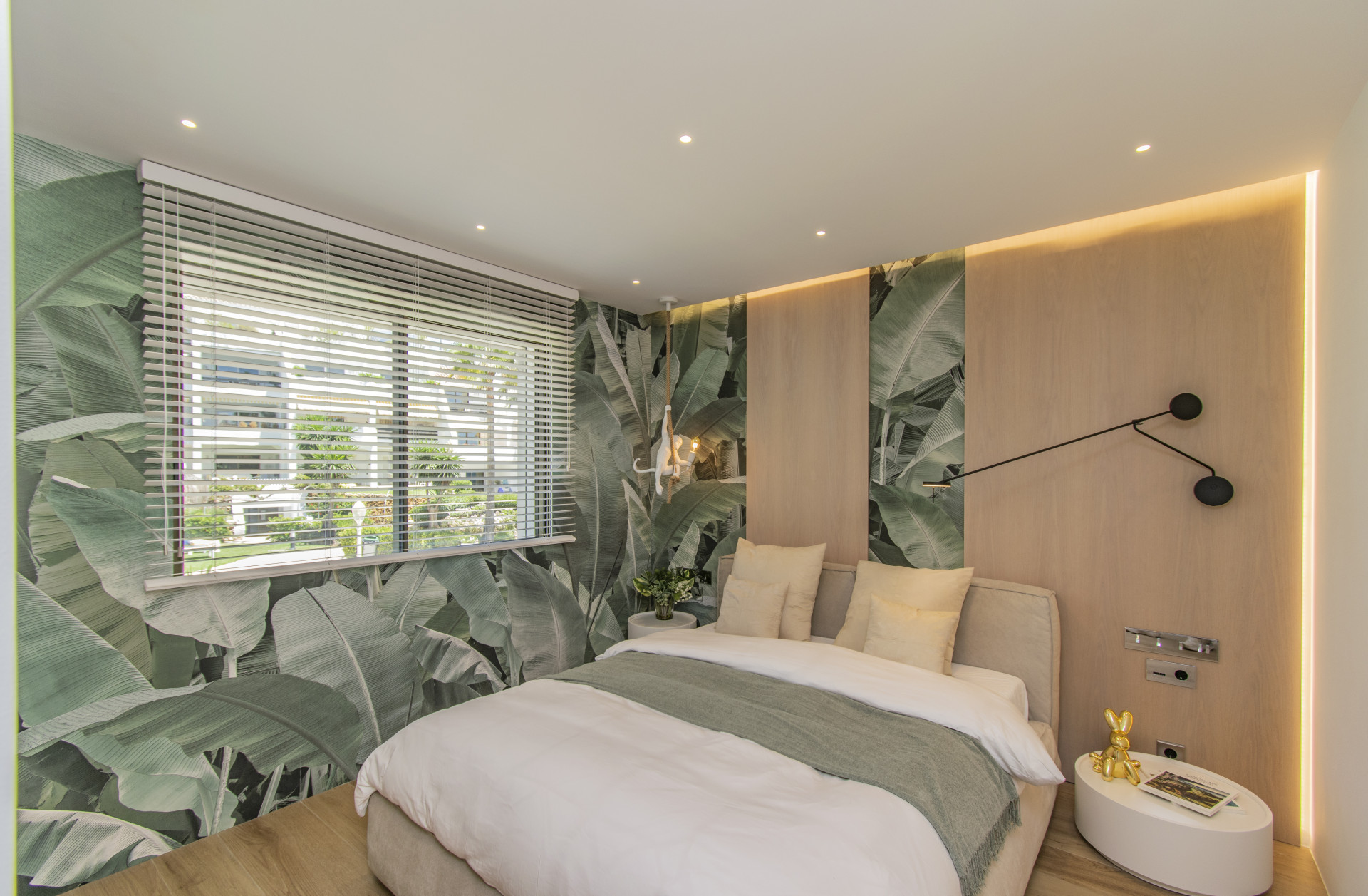 Newly refurbished luxury townhouse front line beach in Golden Mile